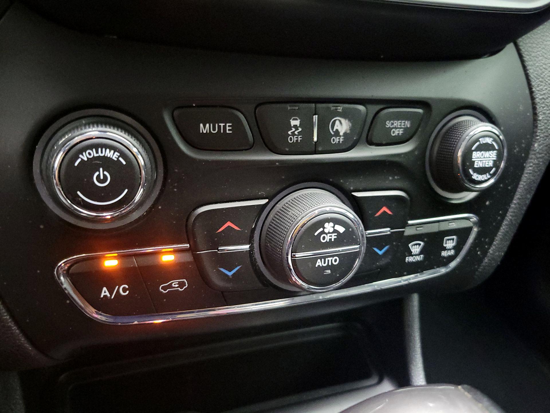 Thumbnail: 2019 Jeep Cherokee - 16