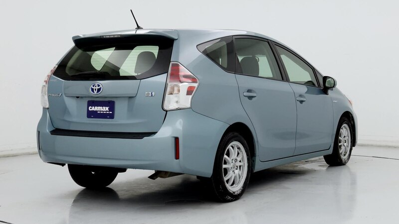 2016 Toyota Prius v Two 8