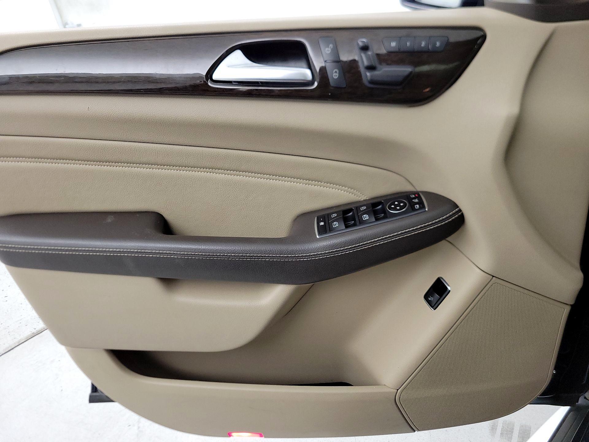 Thumbnail: 2015 Mercedes-Benz M-Class - 12