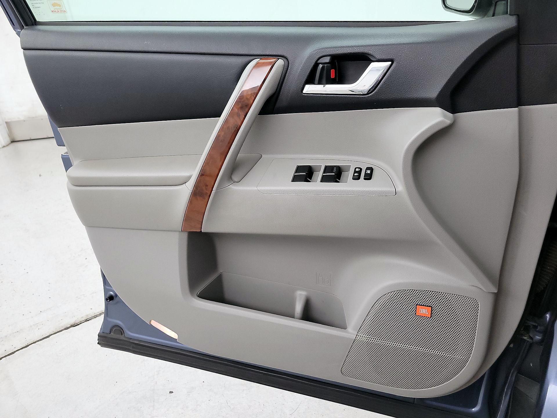 Thumbnail: 2013 Toyota Highlander - 12
