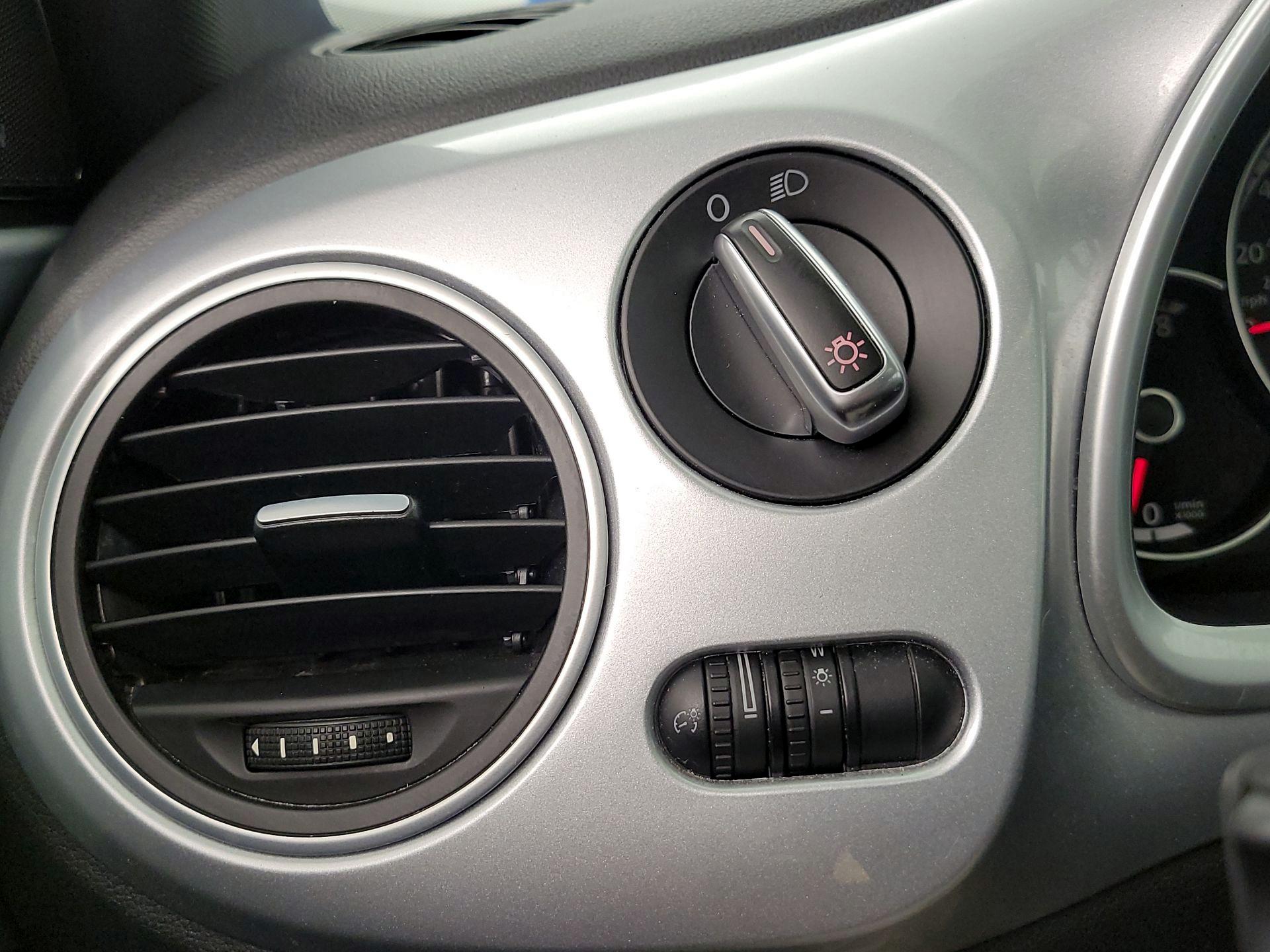 Thumbnail: 2014 Volkswagen Beetle - 13