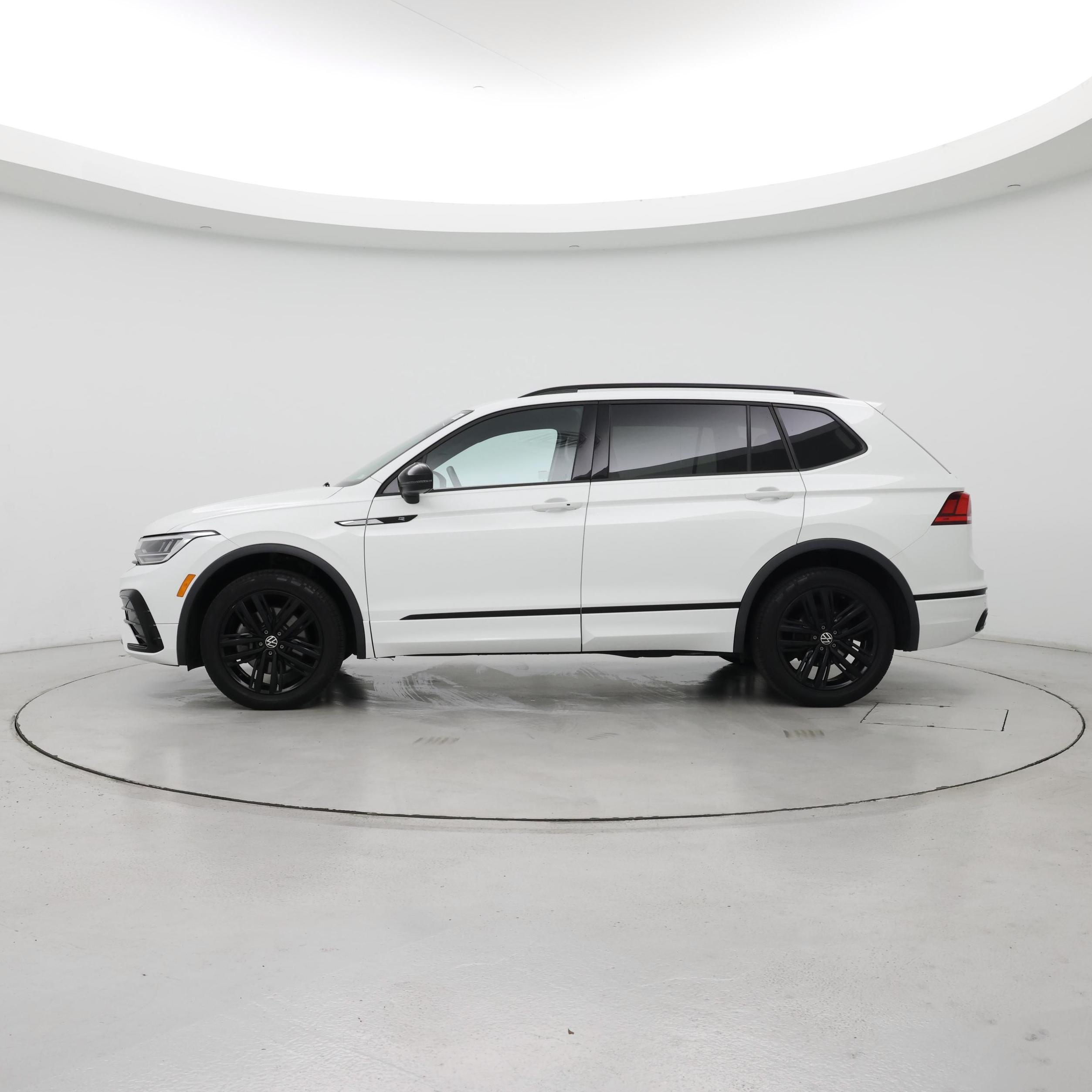 Thumbnail: 2022 Volkswagen Tiguan - 3