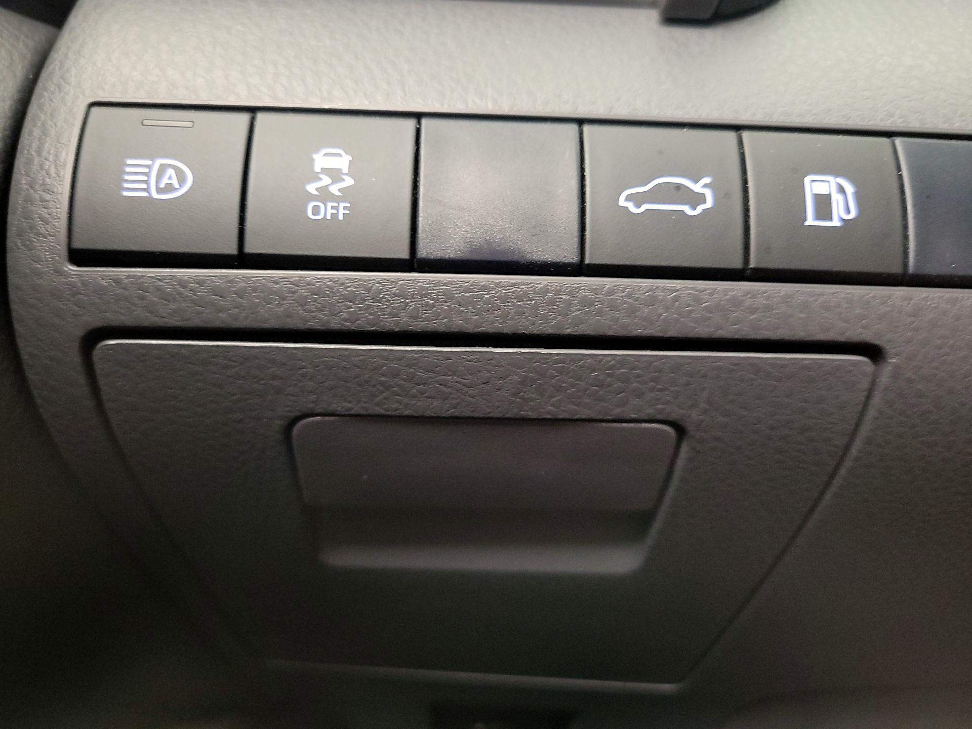 Thumbnail: 2018 Toyota Camry - 13