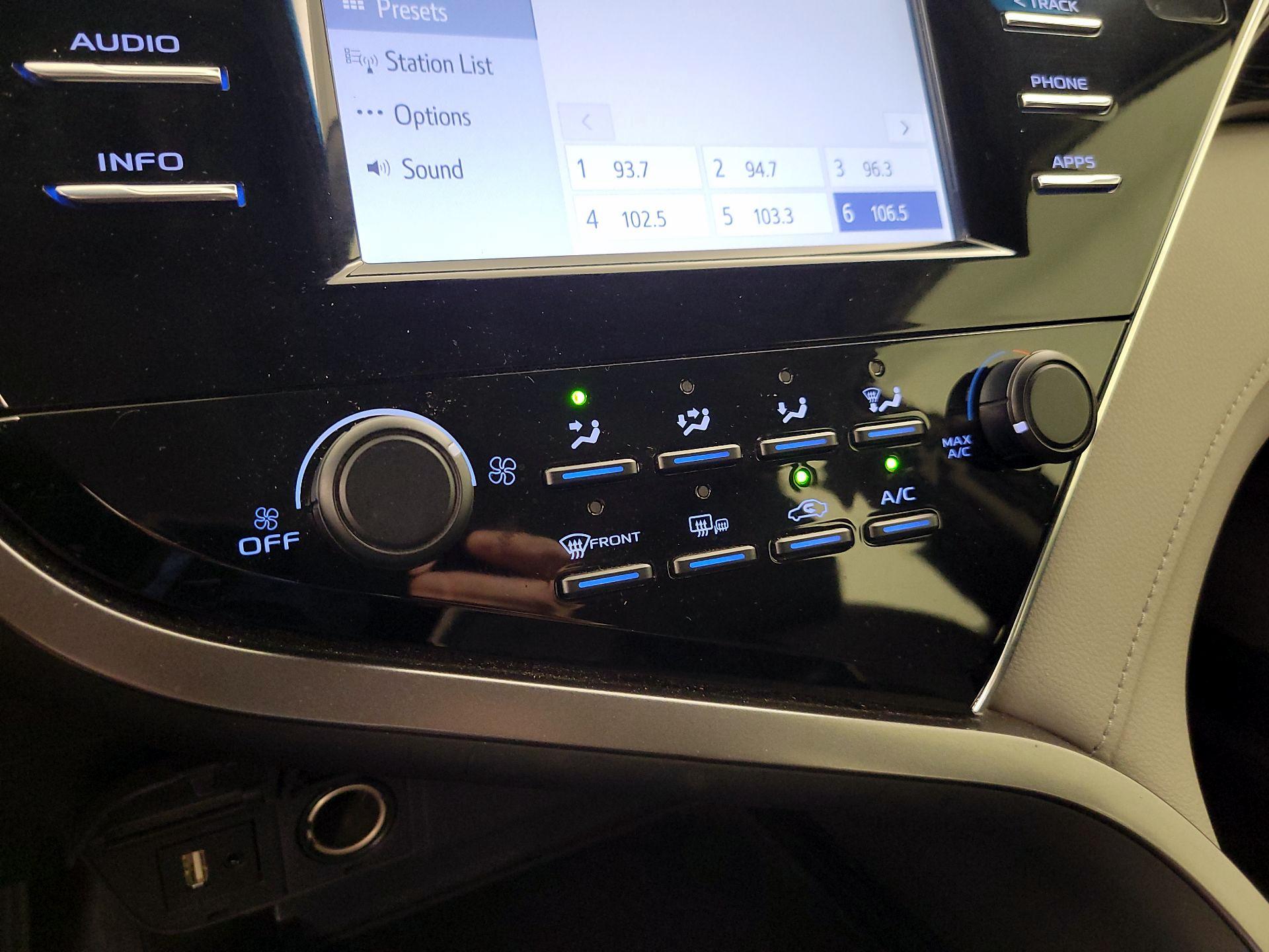 Thumbnail: 2018 Toyota Camry - 16