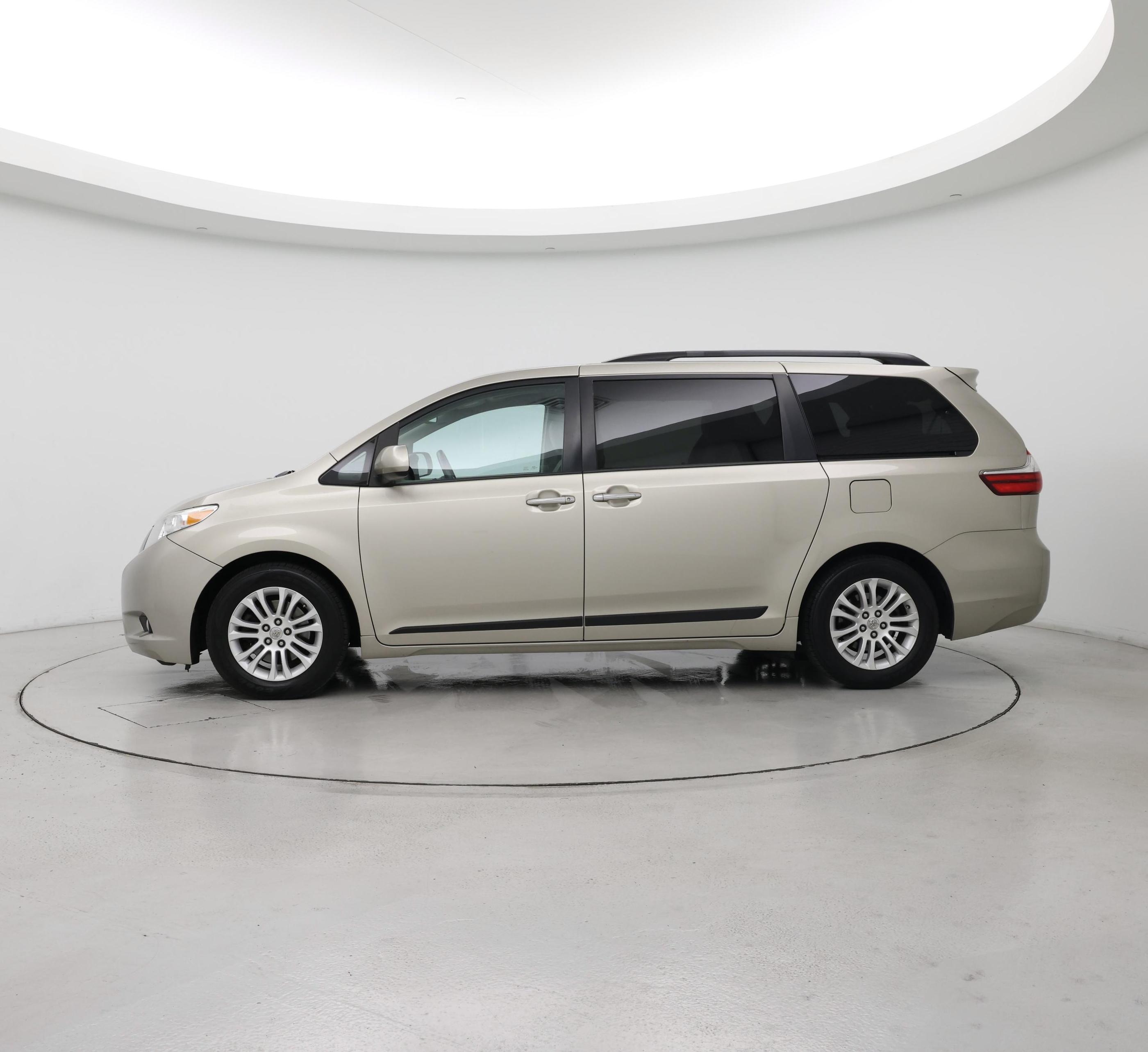 Thumbnail: 2015 Toyota Sienna - 3