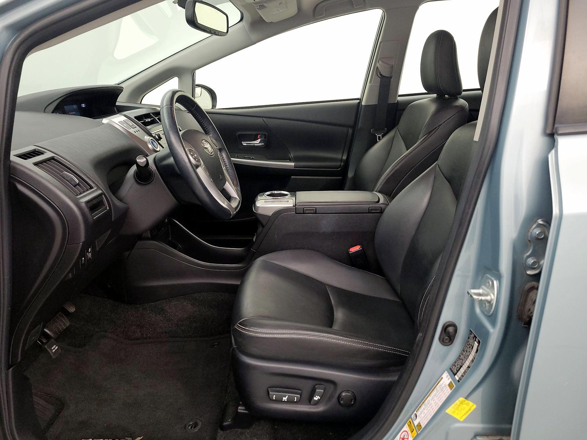 Thumbnail: 2015 Toyota Prius v - 11