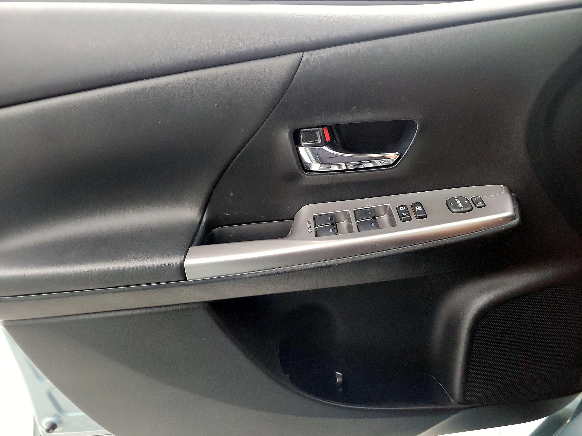 Thumbnail: 2015 Toyota Prius v - 12