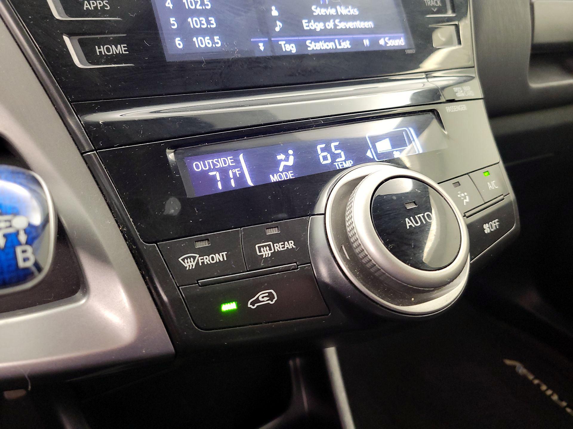 Thumbnail: 2015 Toyota Prius v - 17