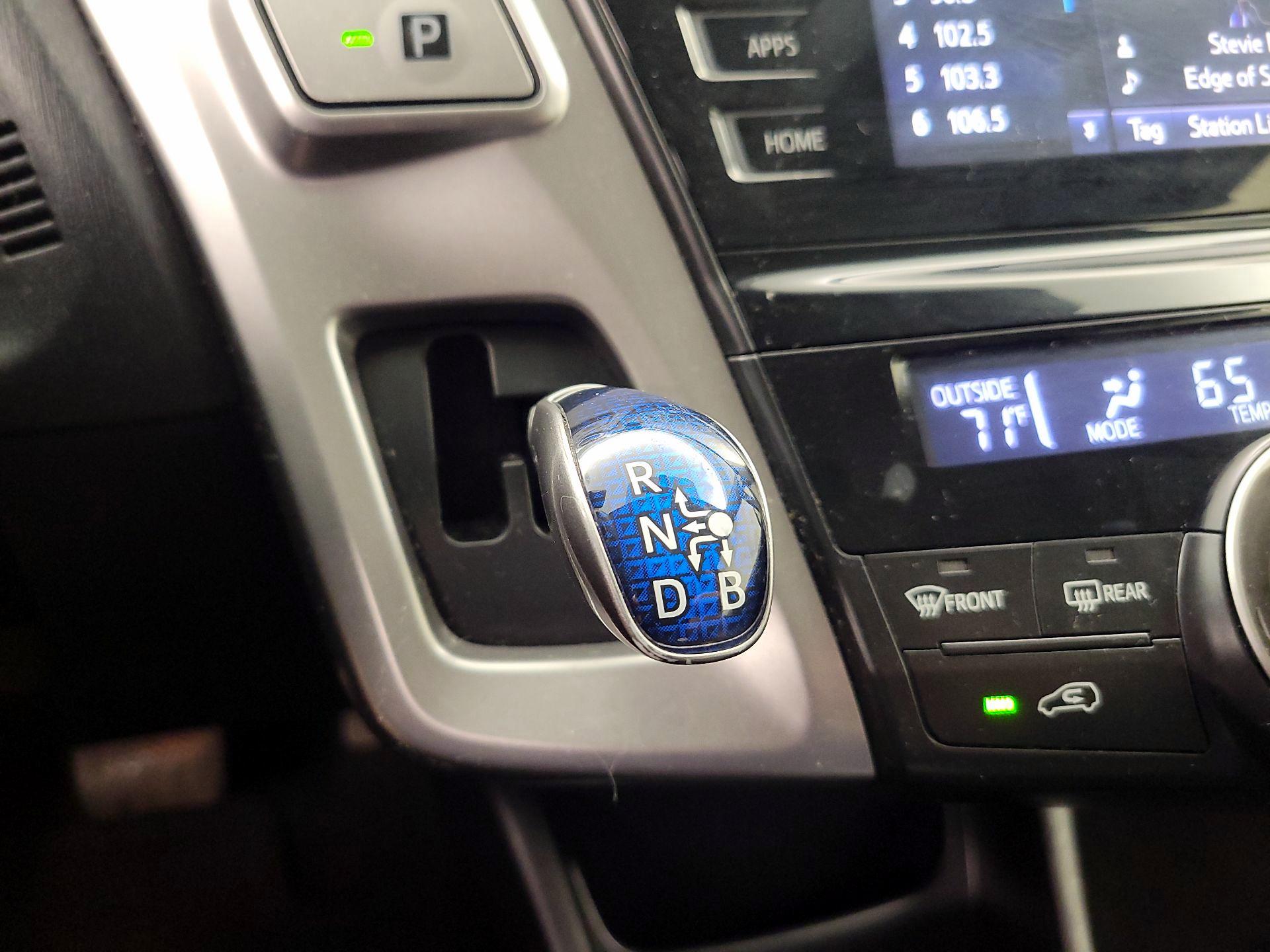 Thumbnail: 2015 Toyota Prius v - 18