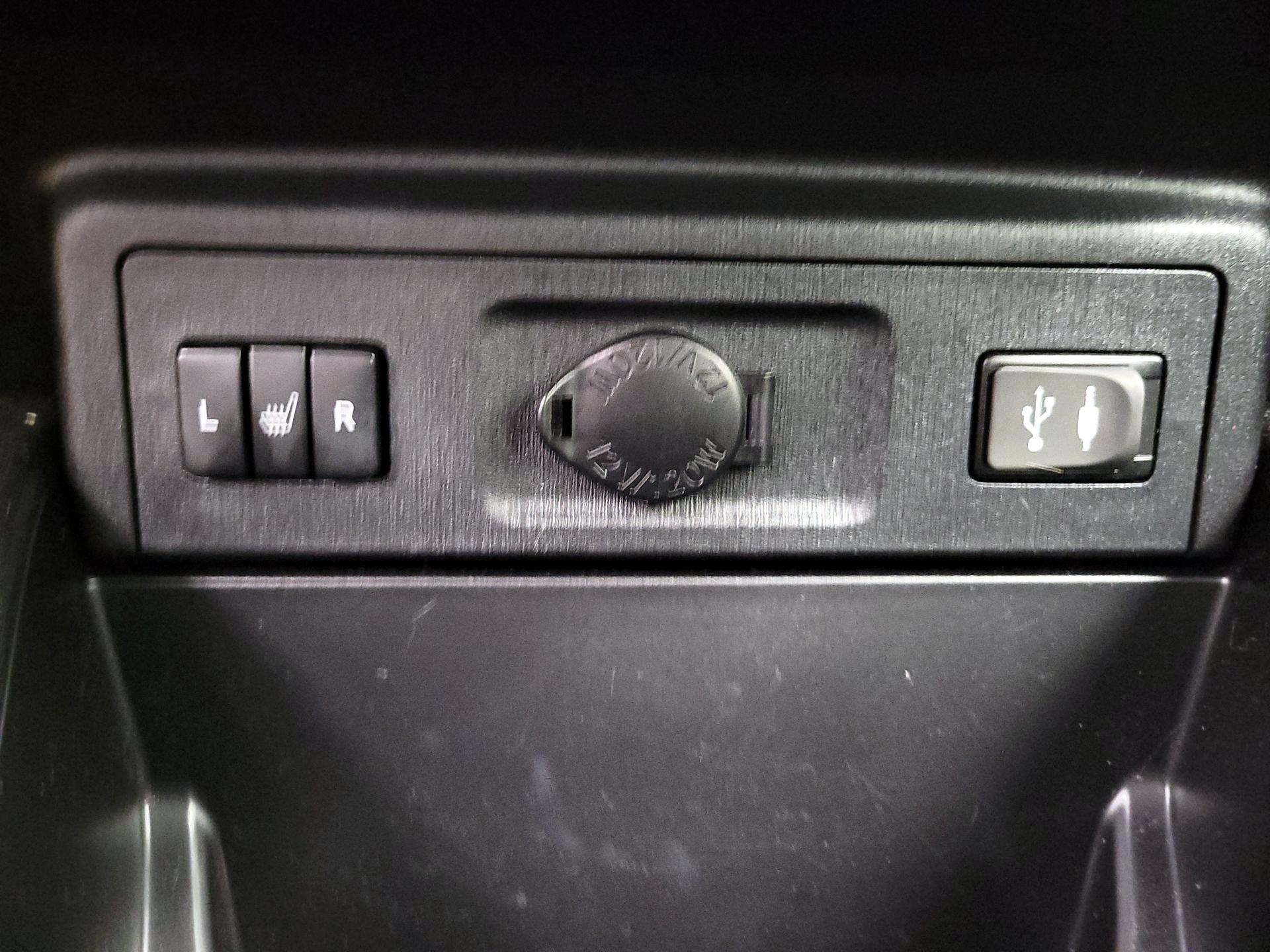 Thumbnail: 2015 Toyota Prius v - 19