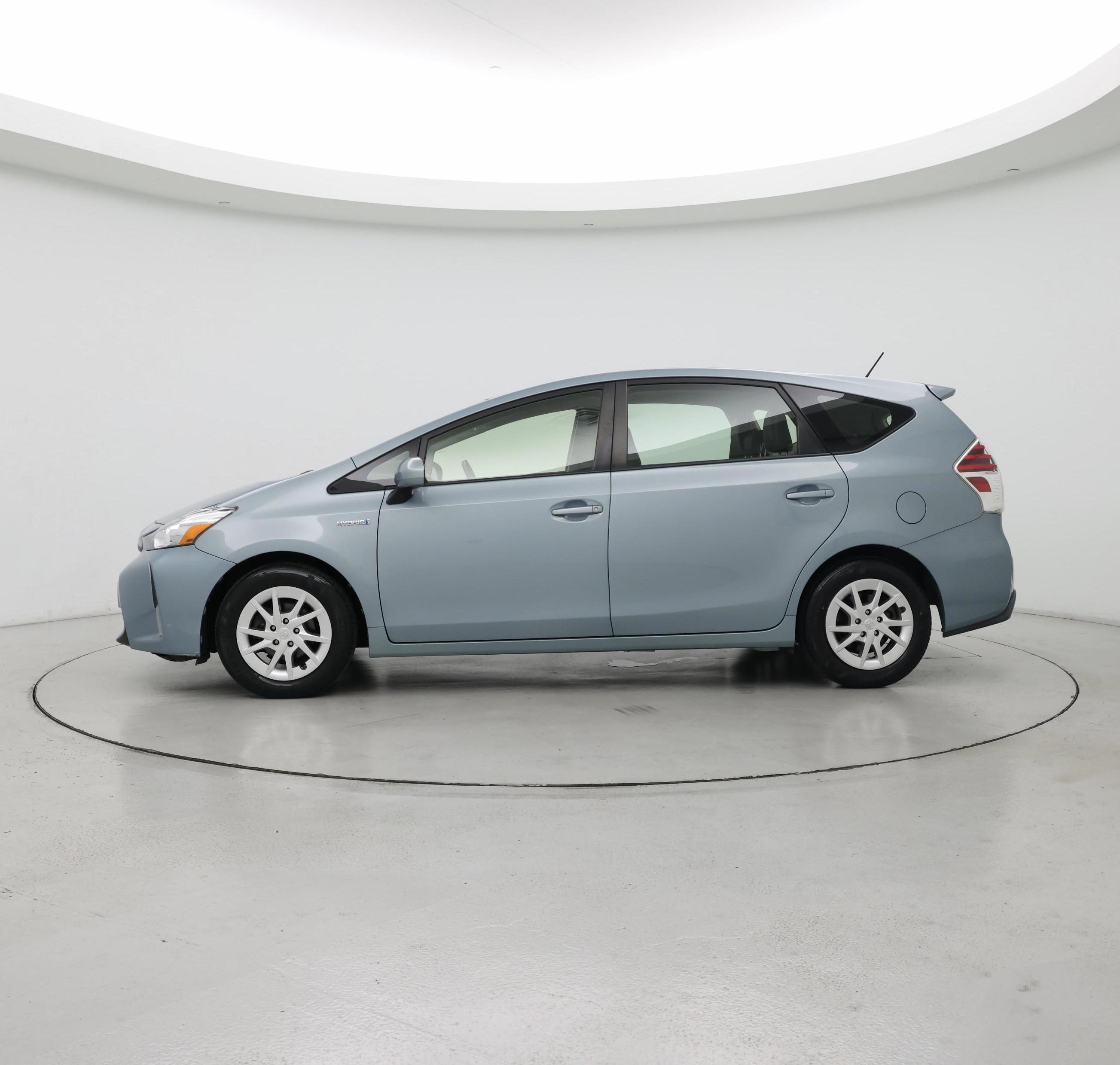 Thumbnail: 2015 Toyota Prius v - 3