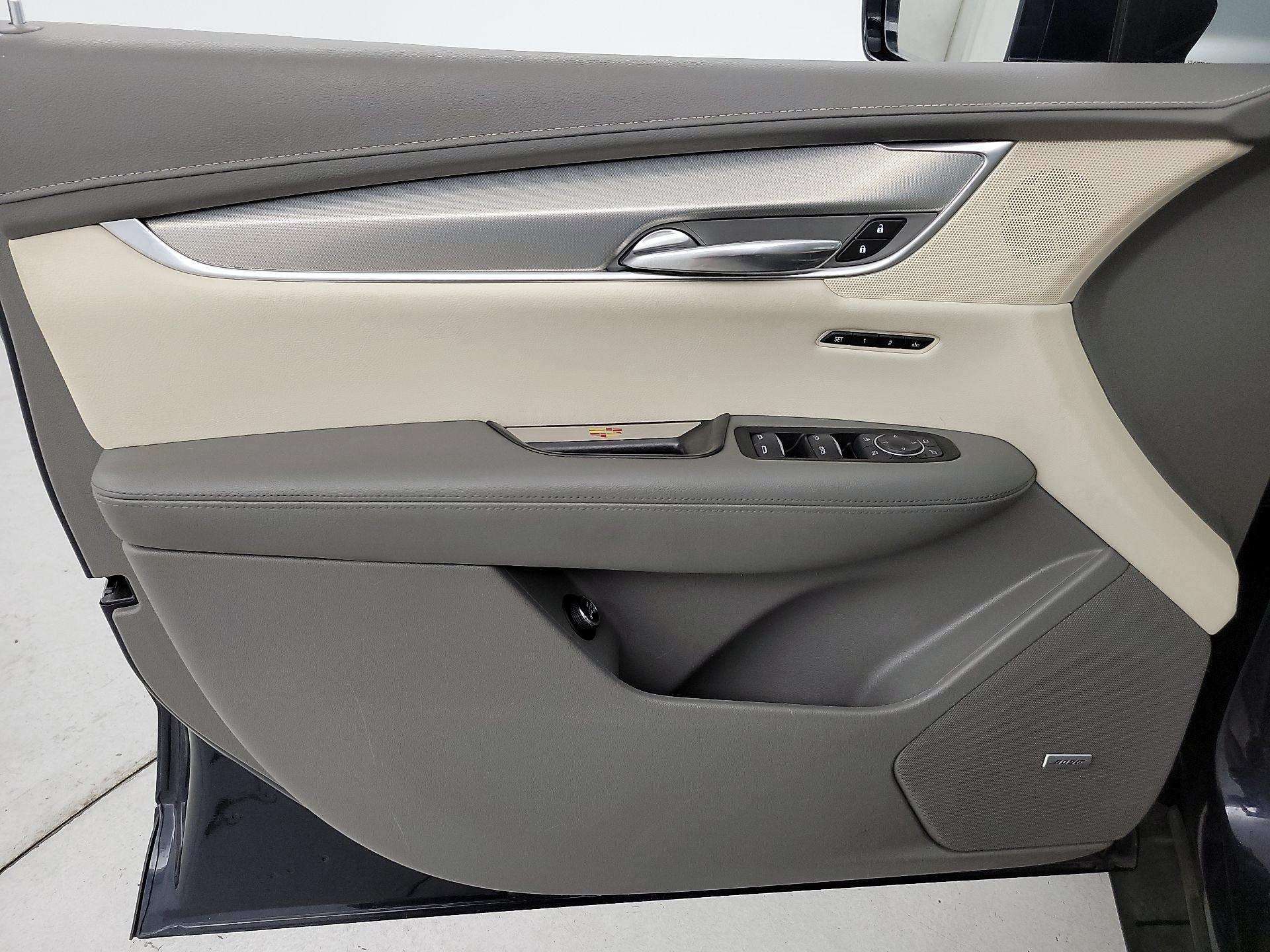 Thumbnail: 2017 Cadillac XT5 - 12
