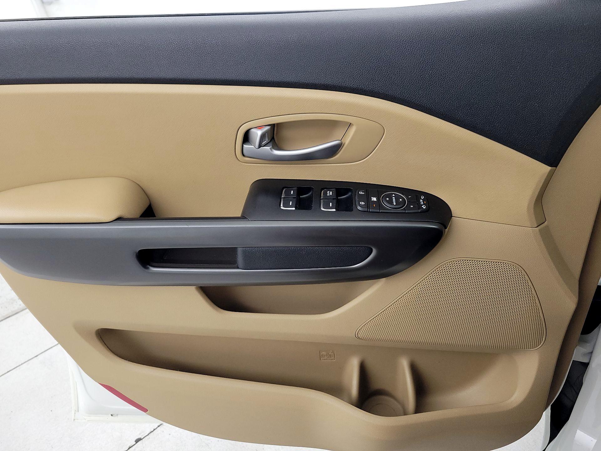 Thumbnail: 2016 Kia Sedona - 12