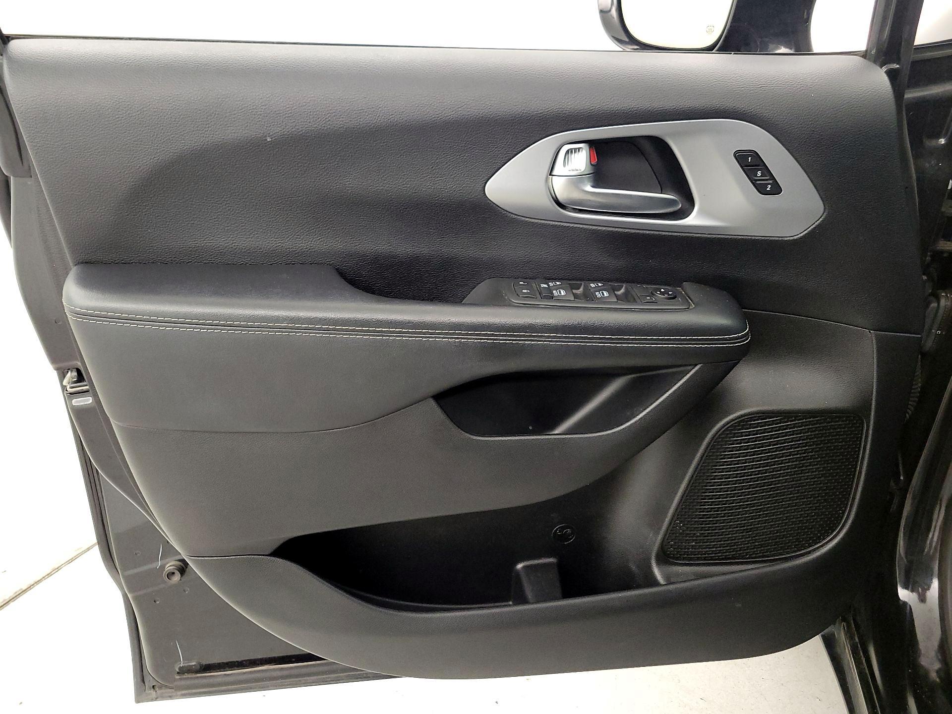 Thumbnail: 2020 Chrysler Pacifica - 12