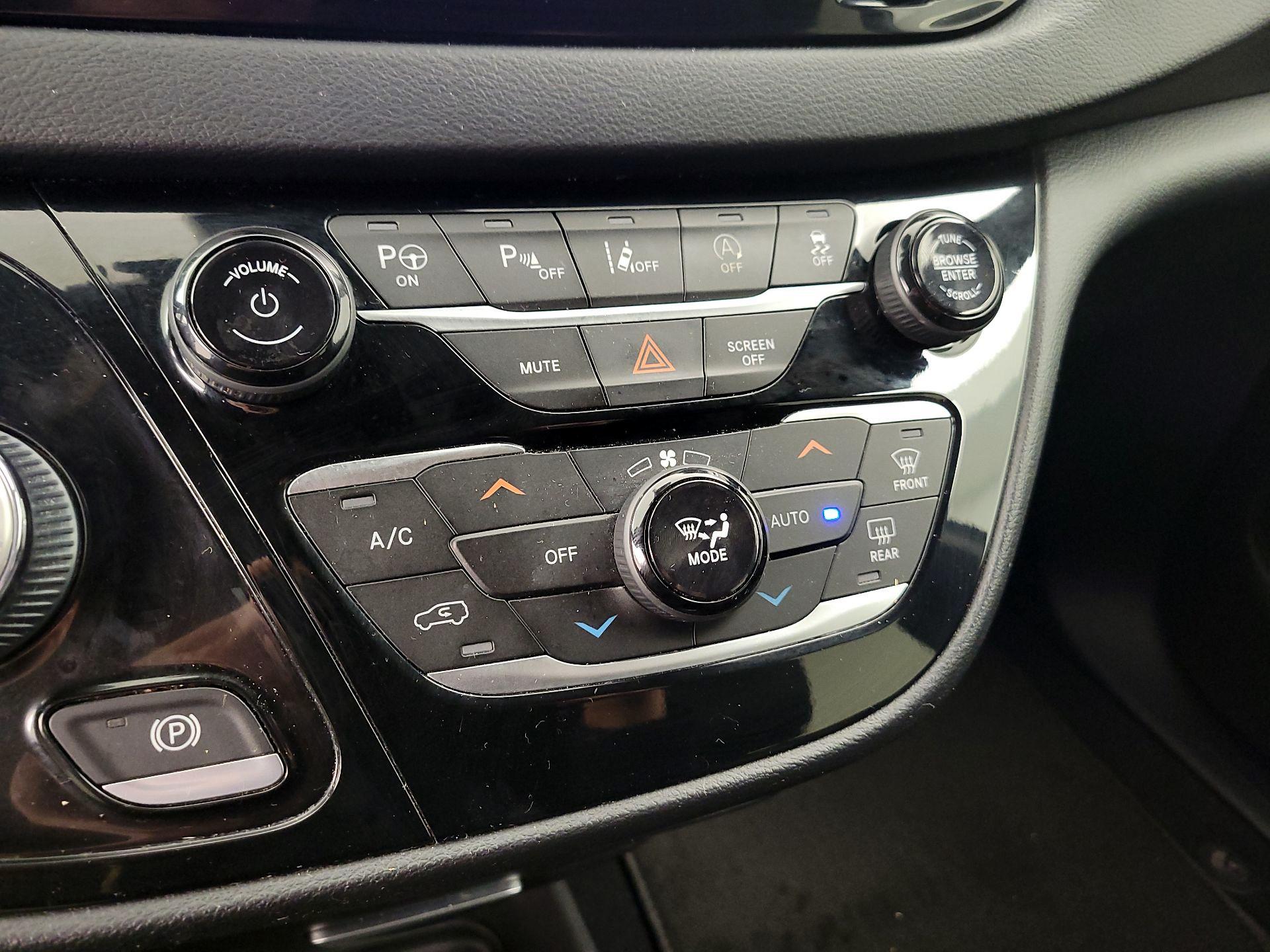 Thumbnail: 2020 Chrysler Pacifica - 17