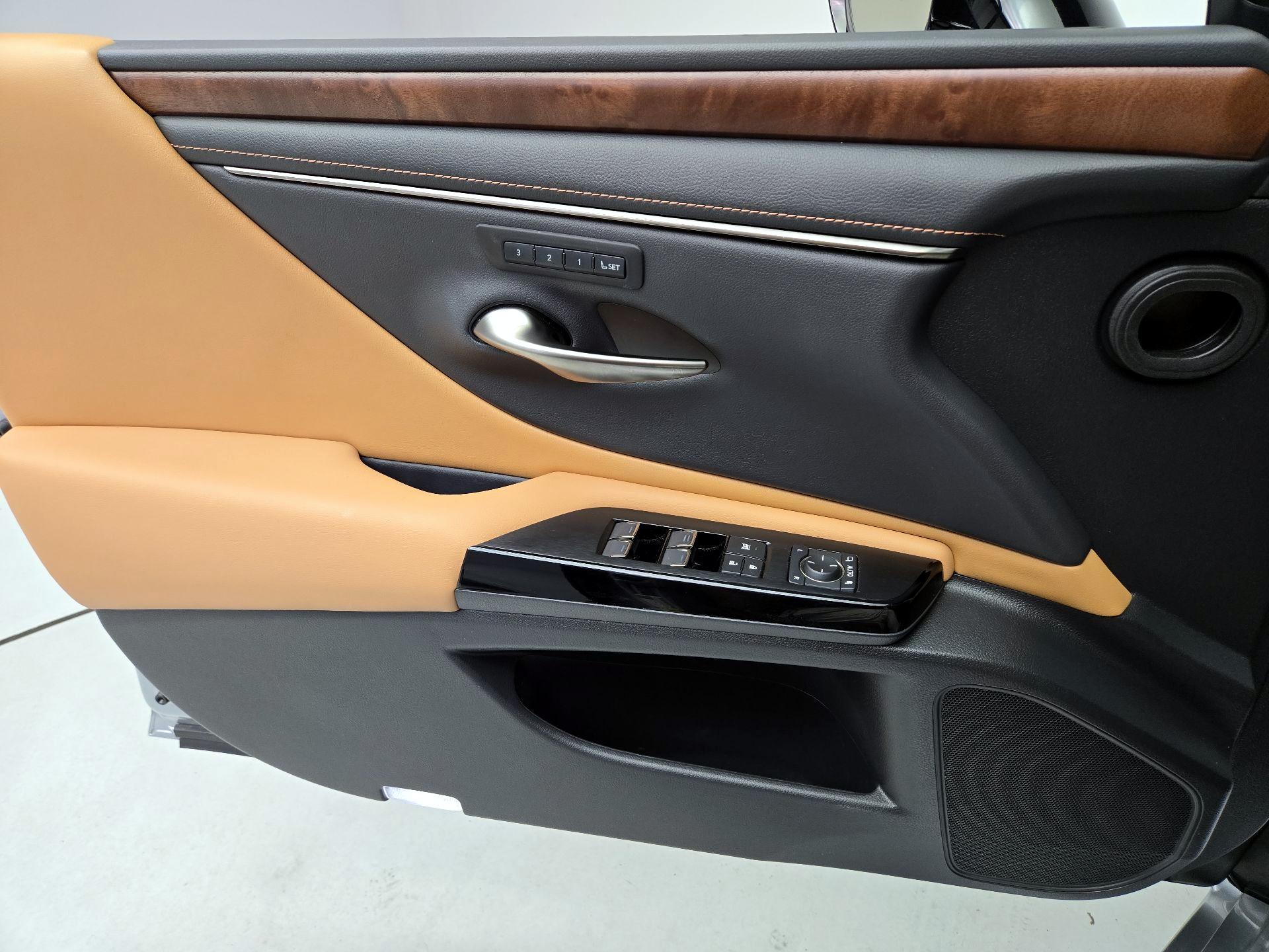 Thumbnail: 2022 Lexus ES - 12