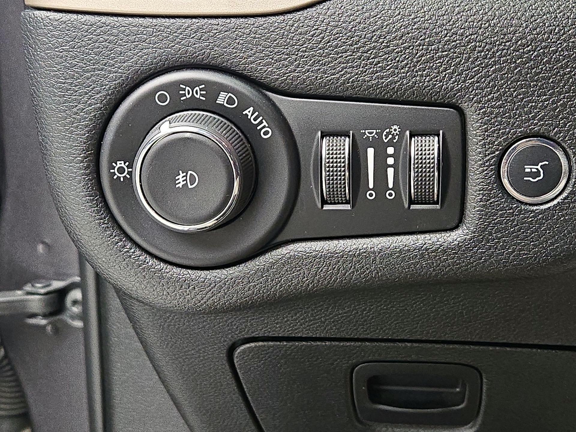 Thumbnail: 2018 Jeep Cherokee - 13