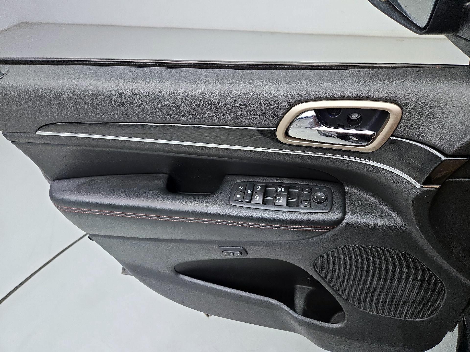 Thumbnail: 2016 Jeep Grand Cherokee - 12