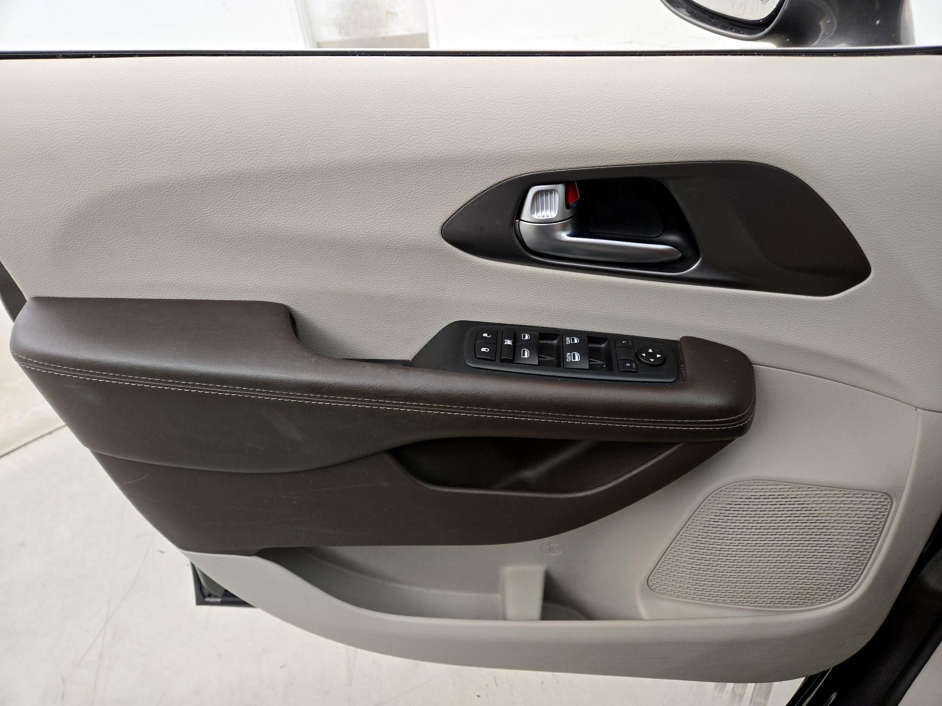 Thumbnail: 2019 Chrysler Pacifica - 12