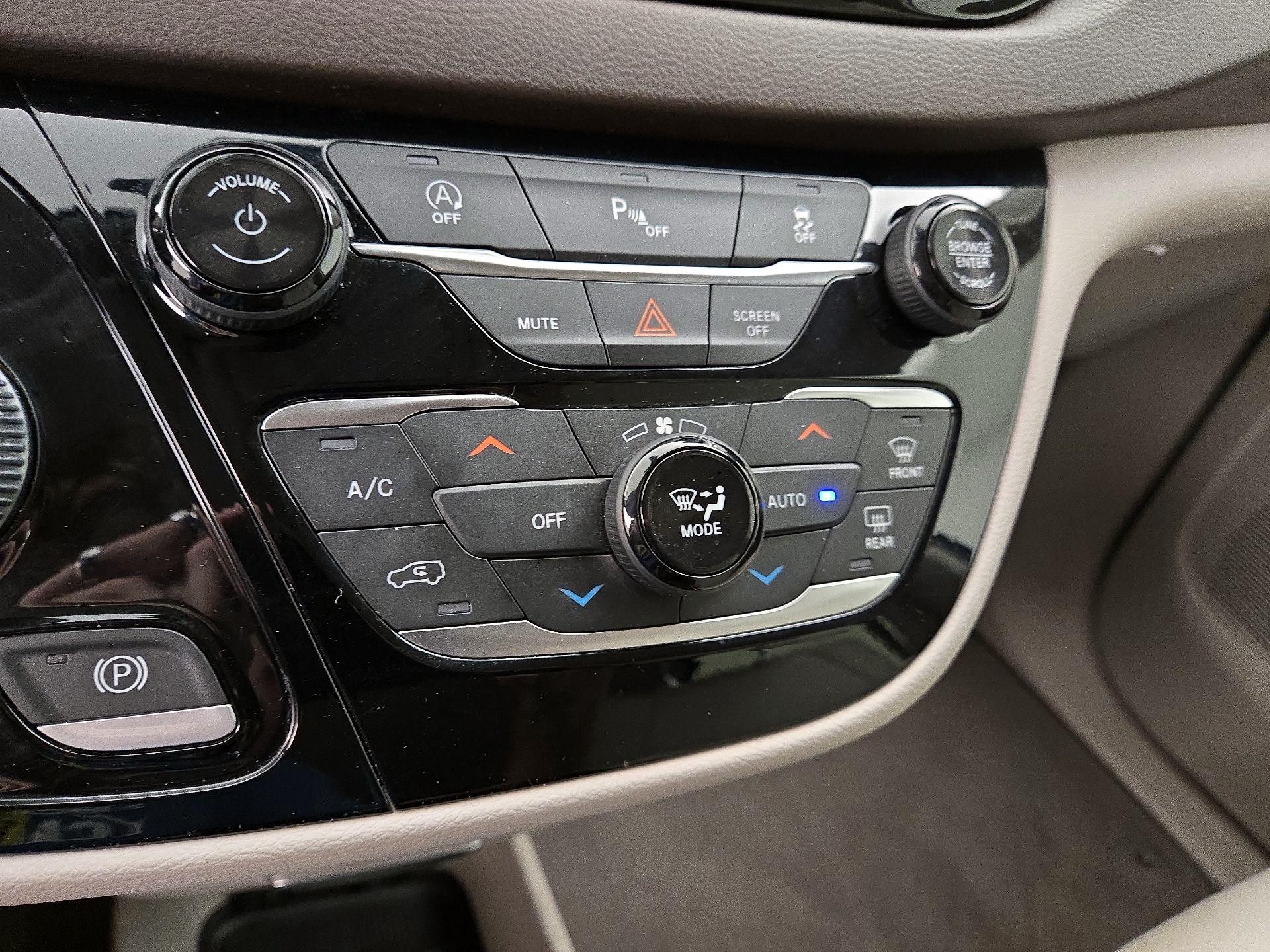 Thumbnail: 2019 Chrysler Pacifica - 17