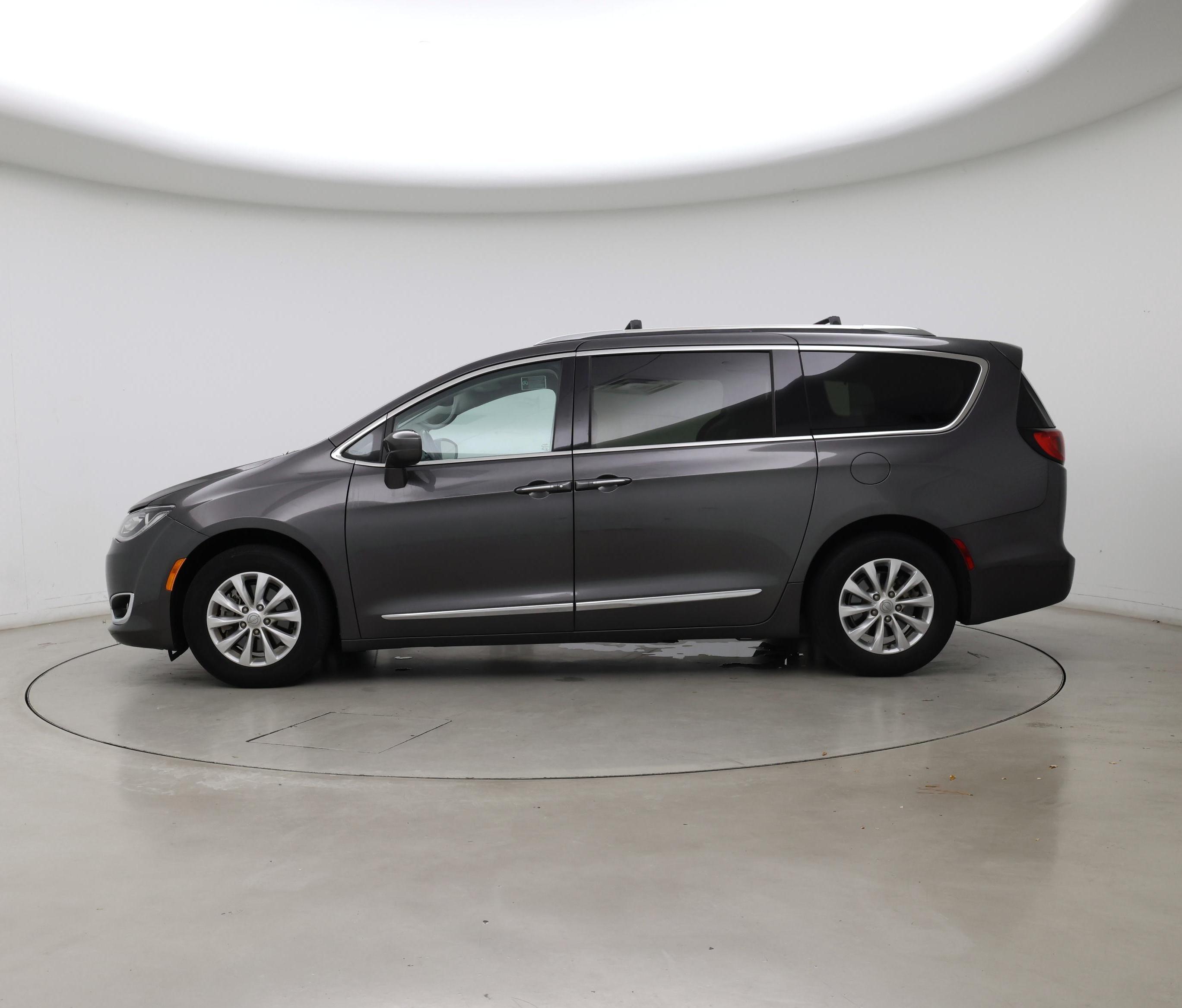 Thumbnail: 2019 Chrysler Pacifica - 3
