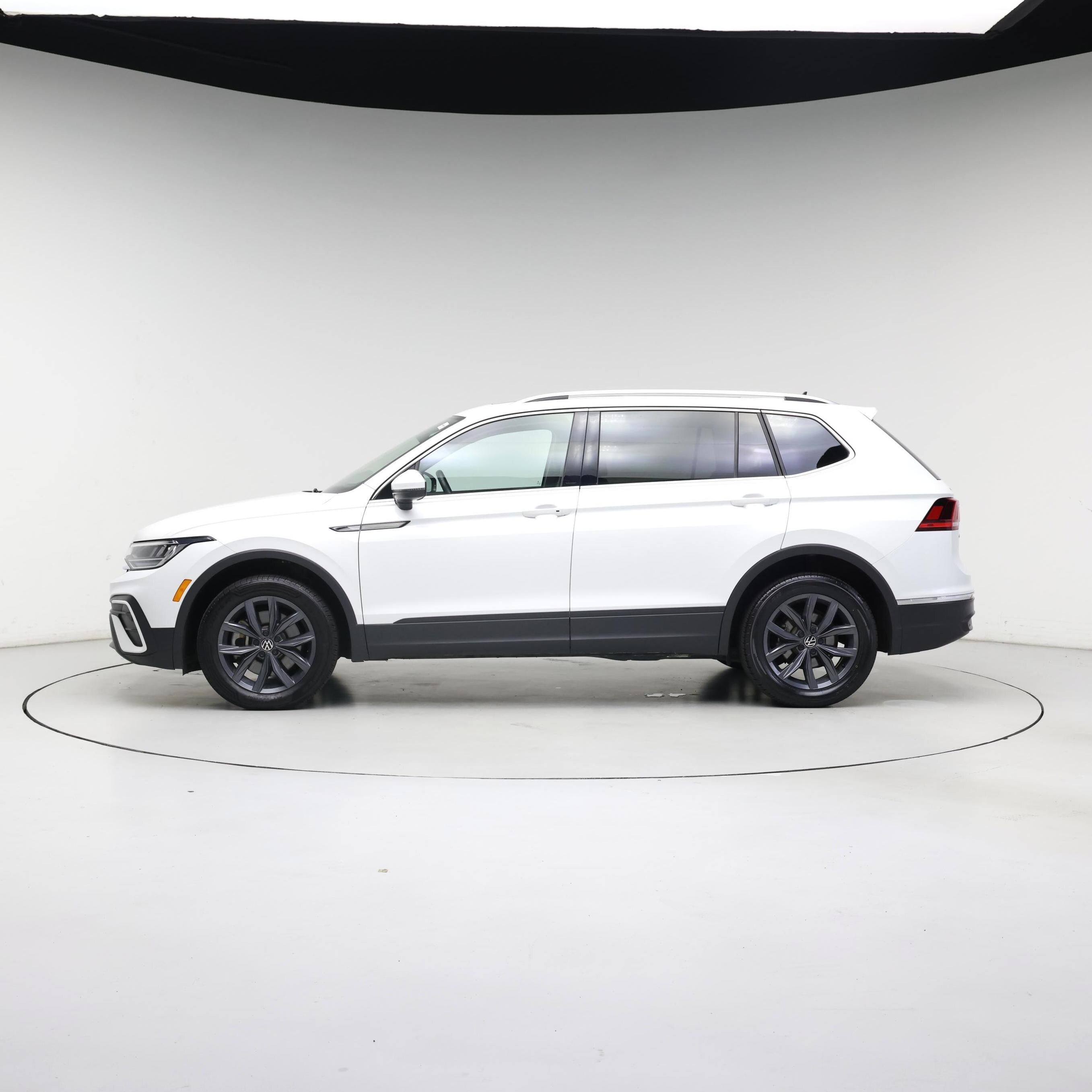 Thumbnail: 2023 Volkswagen Tiguan - 3