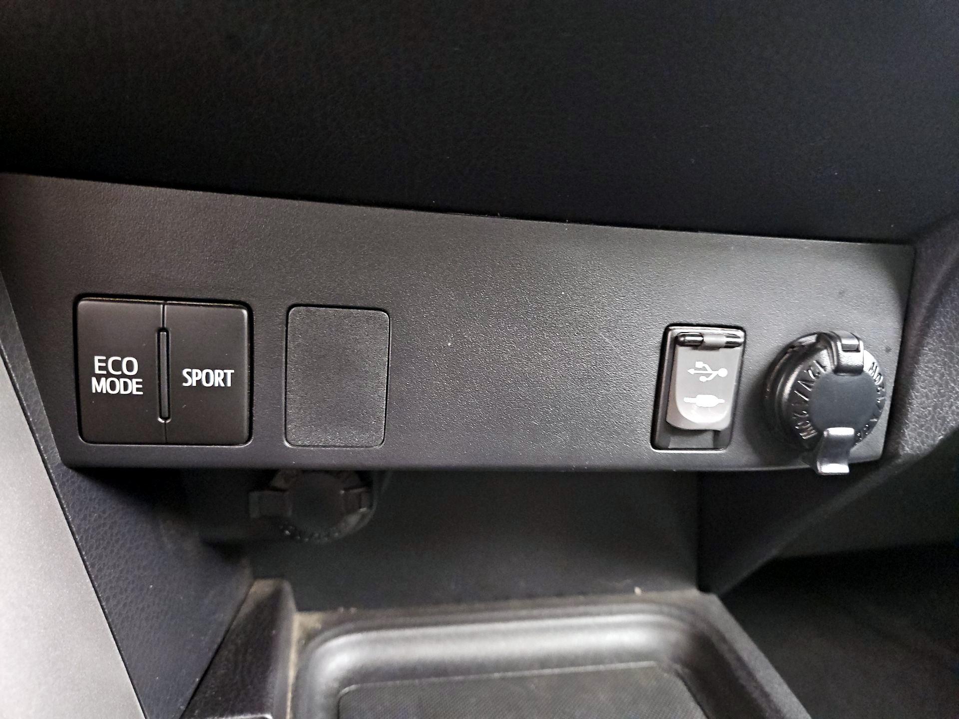 Thumbnail: 2017 Toyota RAV4 - 18
