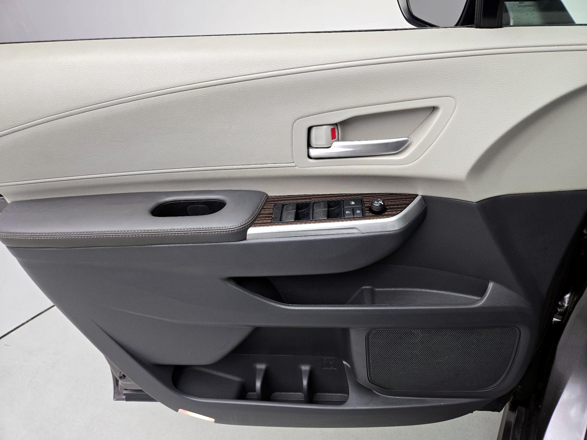 Thumbnail: 2021 Toyota Sienna - 12