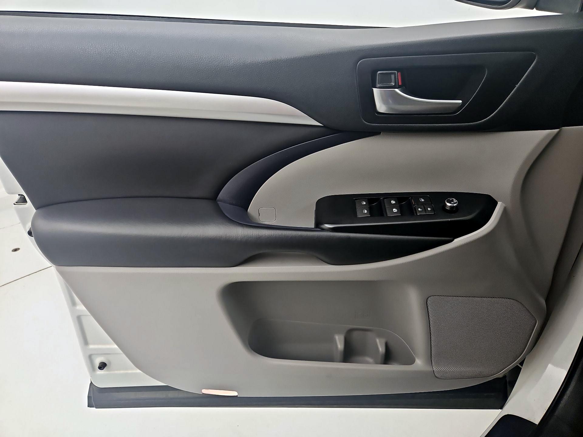 Thumbnail: 2019 Toyota Highlander - 12