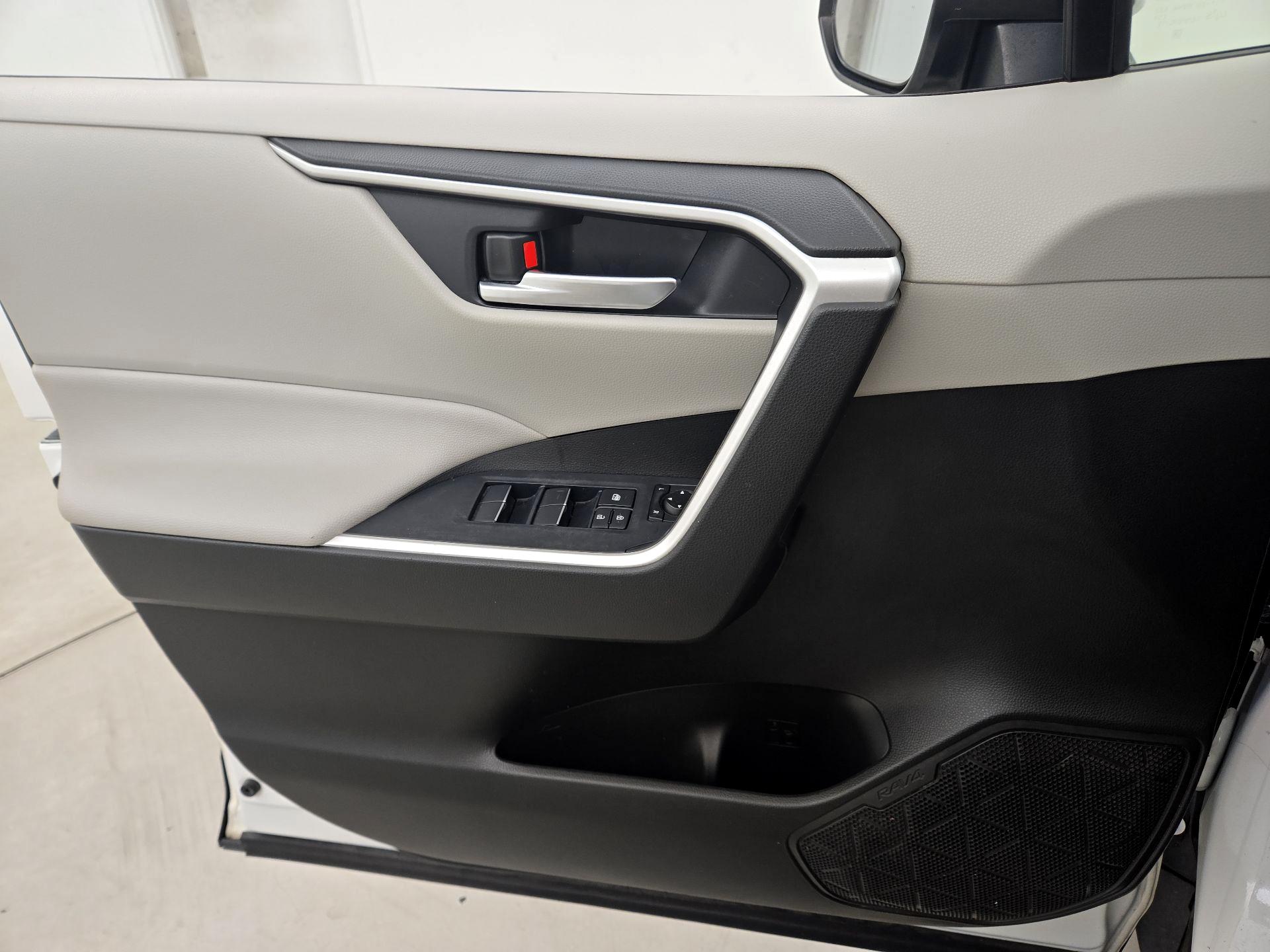 Thumbnail: 2020 Toyota RAV4 - 12