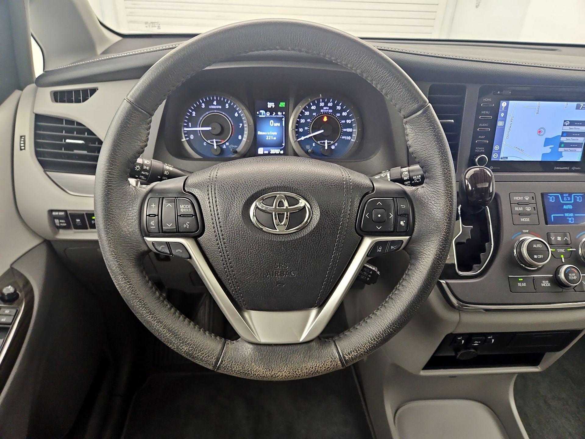 Thumbnail: 2018 Toyota Sienna - 10