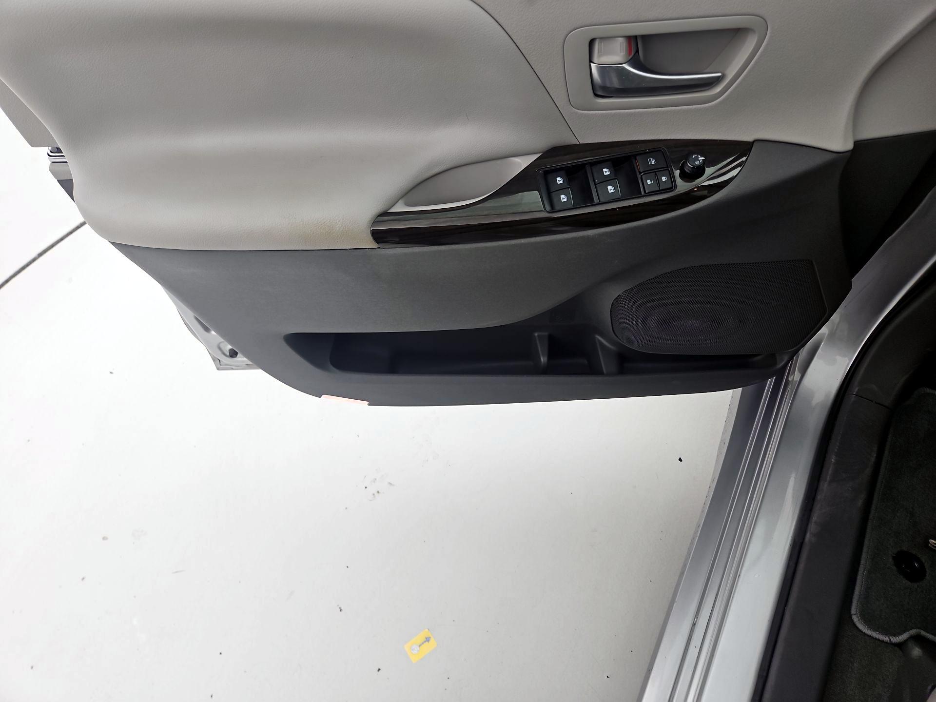 Thumbnail: 2018 Toyota Sienna - 12