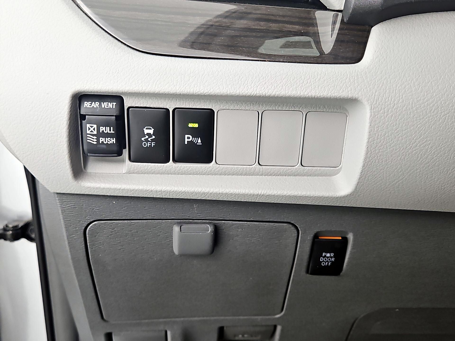 Thumbnail: 2018 Toyota Sienna - 13