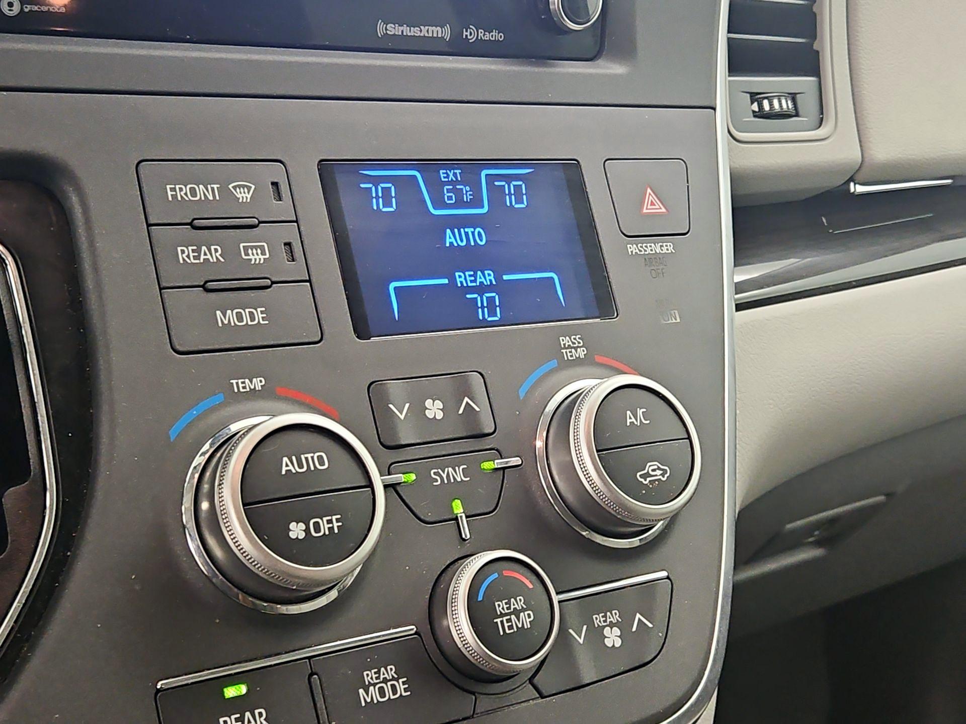 Thumbnail: 2018 Toyota Sienna - 17