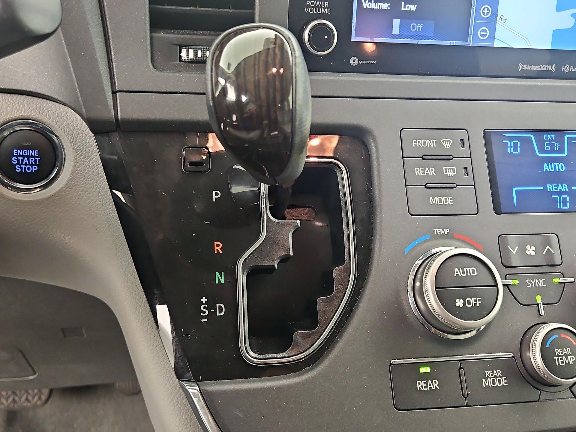 Thumbnail: 2018 Toyota Sienna - 18