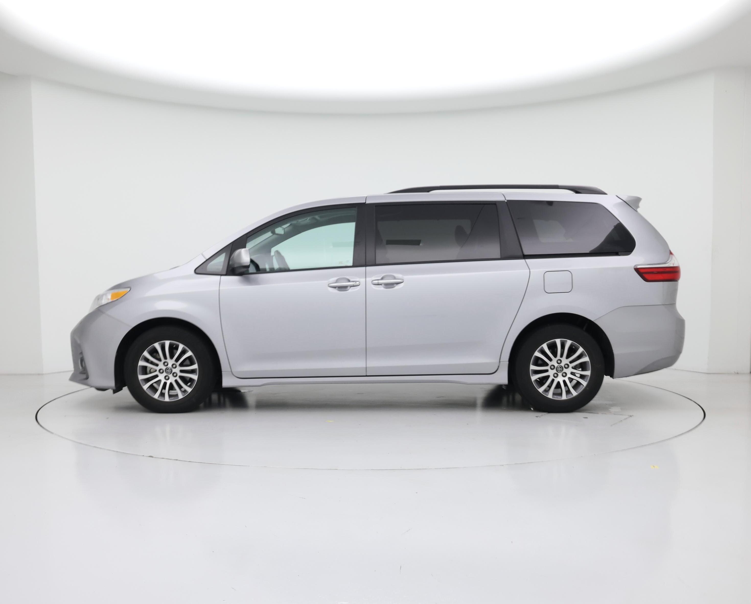 Thumbnail: 2018 Toyota Sienna - 3