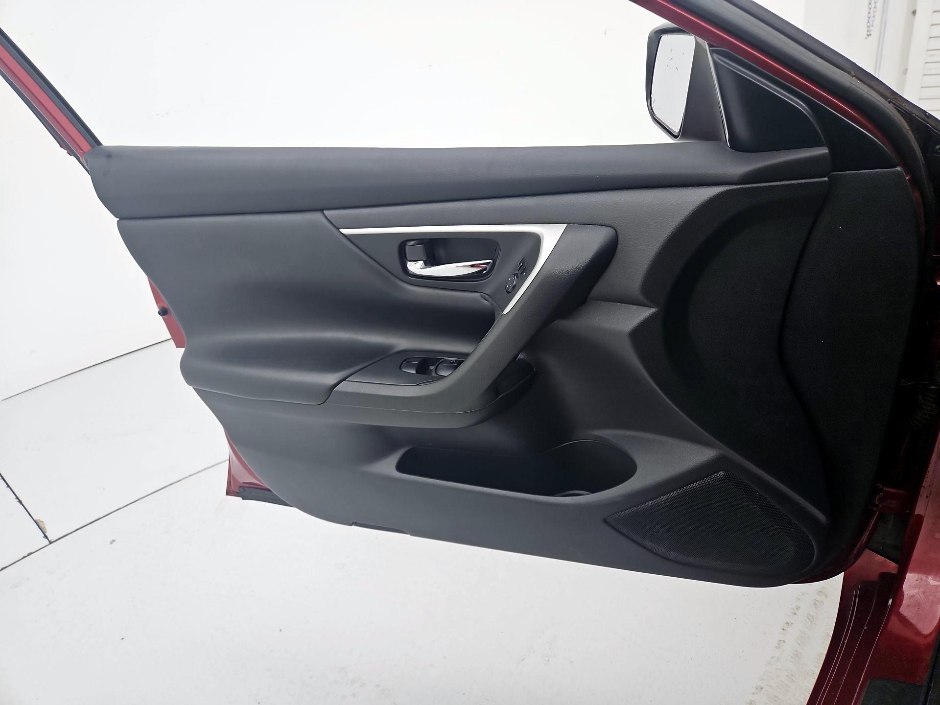 Thumbnail: 2016 Nissan Altima - 12