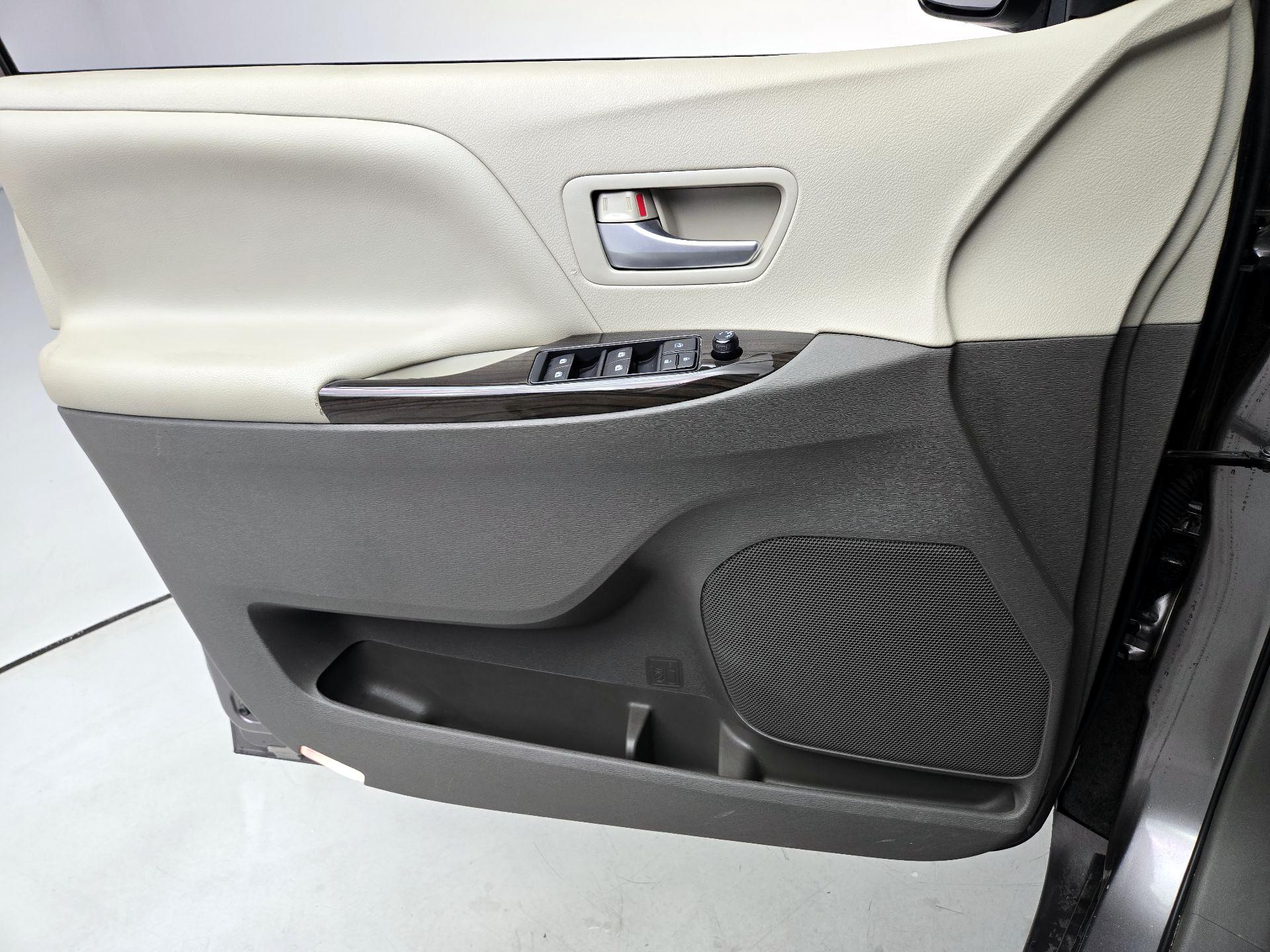 Thumbnail: 2015 Toyota Sienna - 12