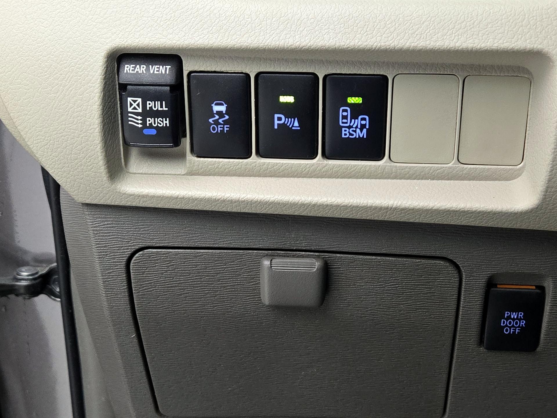 Thumbnail: 2015 Toyota Sienna - 13