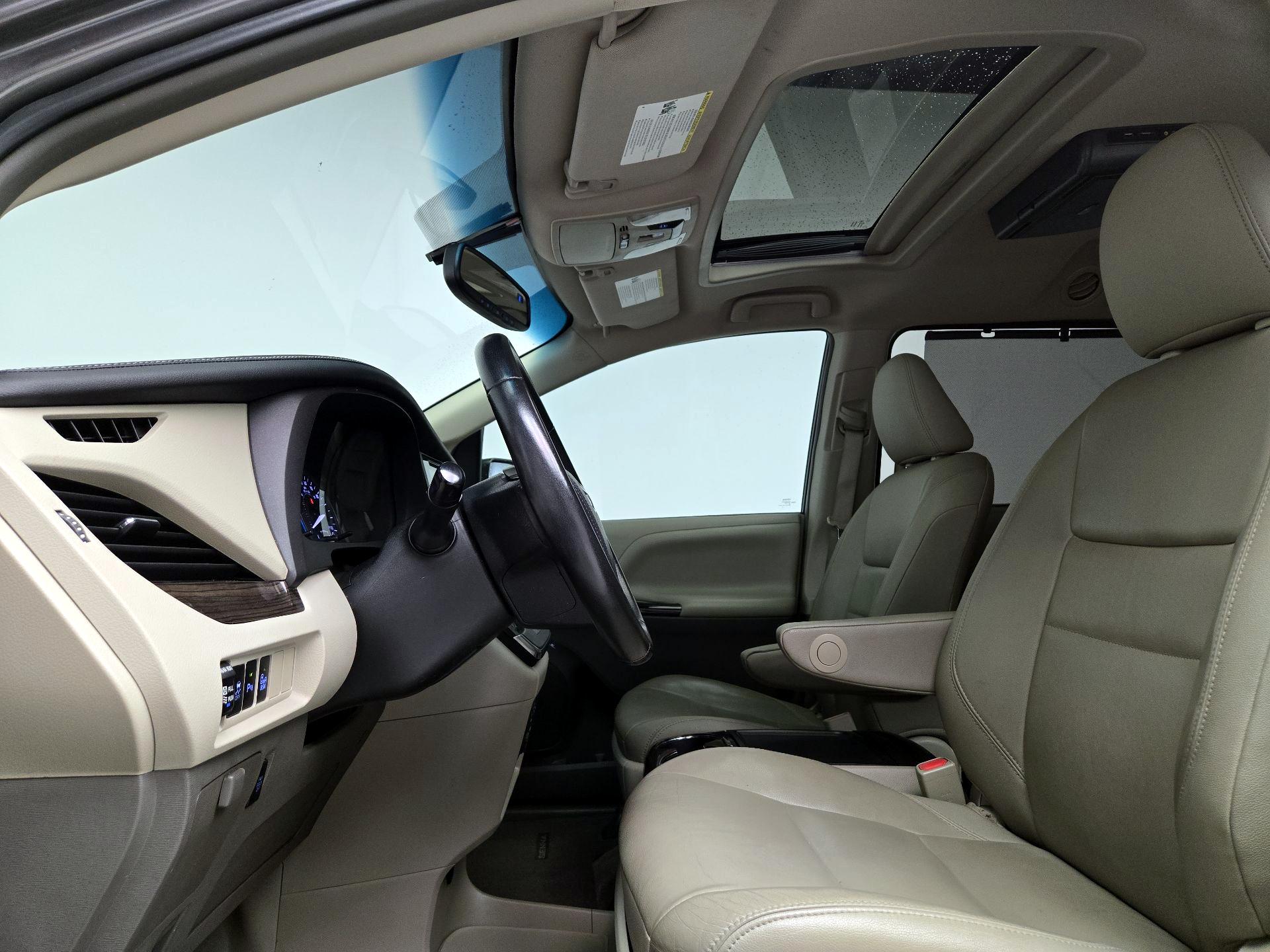 Thumbnail: 2015 Toyota Sienna - 20