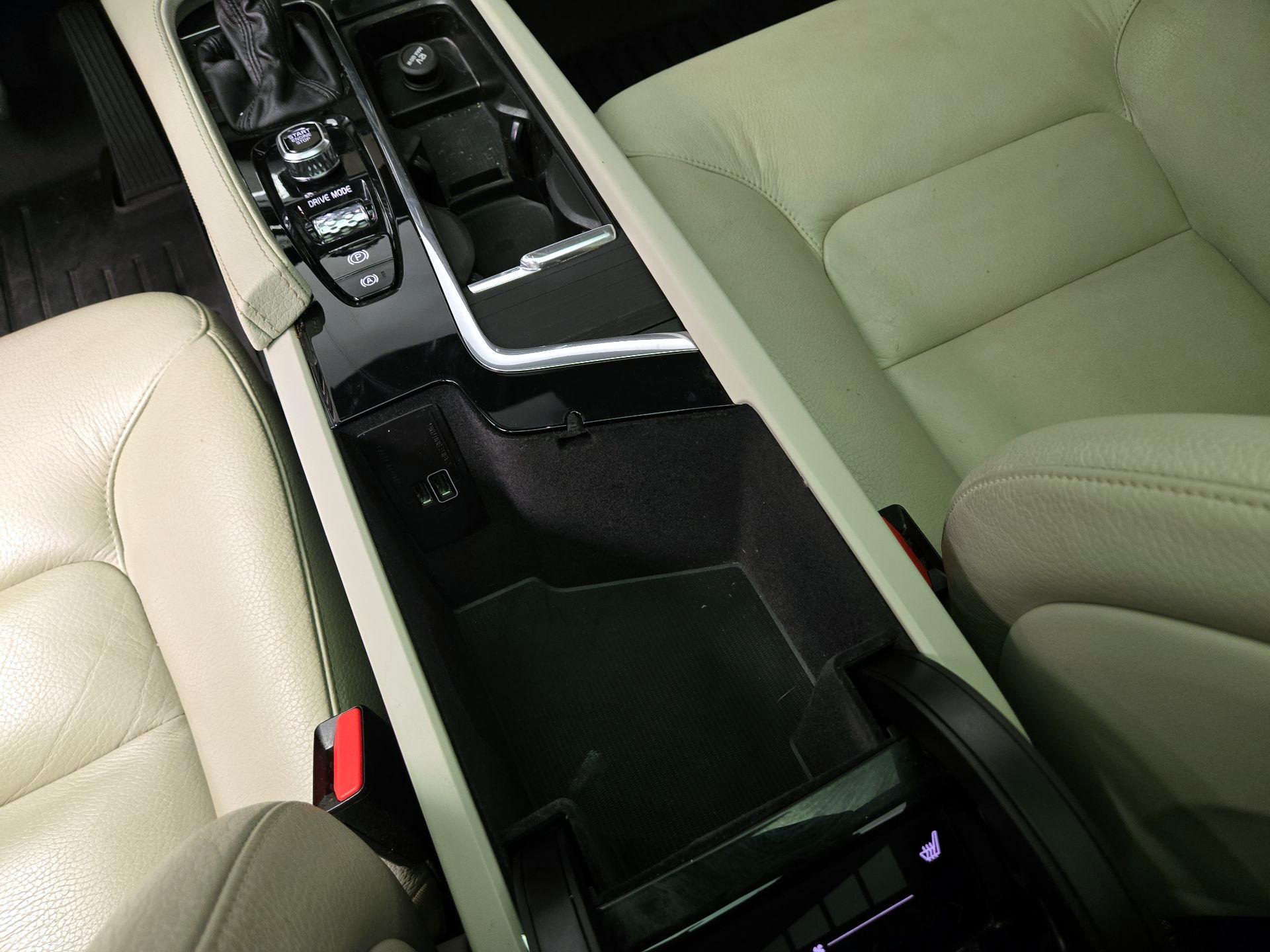 Thumbnail: 2020 Volvo XC90 - 19