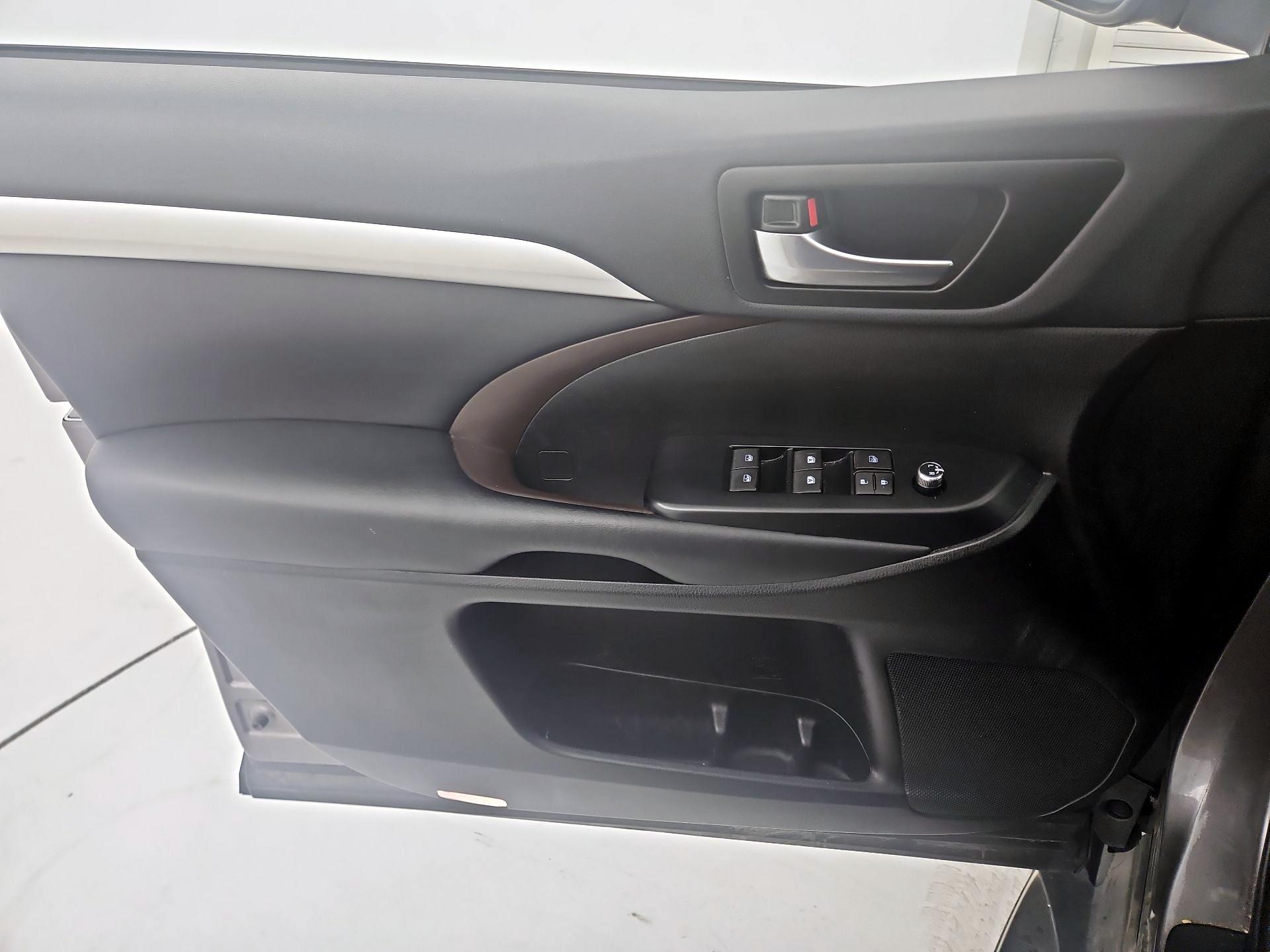 Thumbnail: 2019 Toyota Highlander - 12