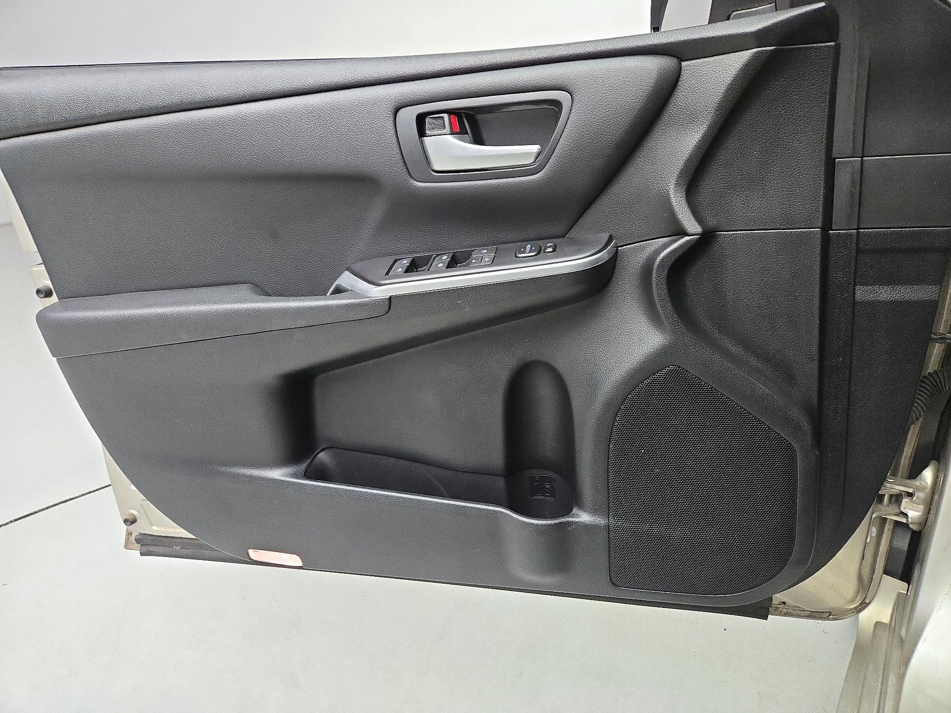 Thumbnail: 2015 Toyota Camry - 12