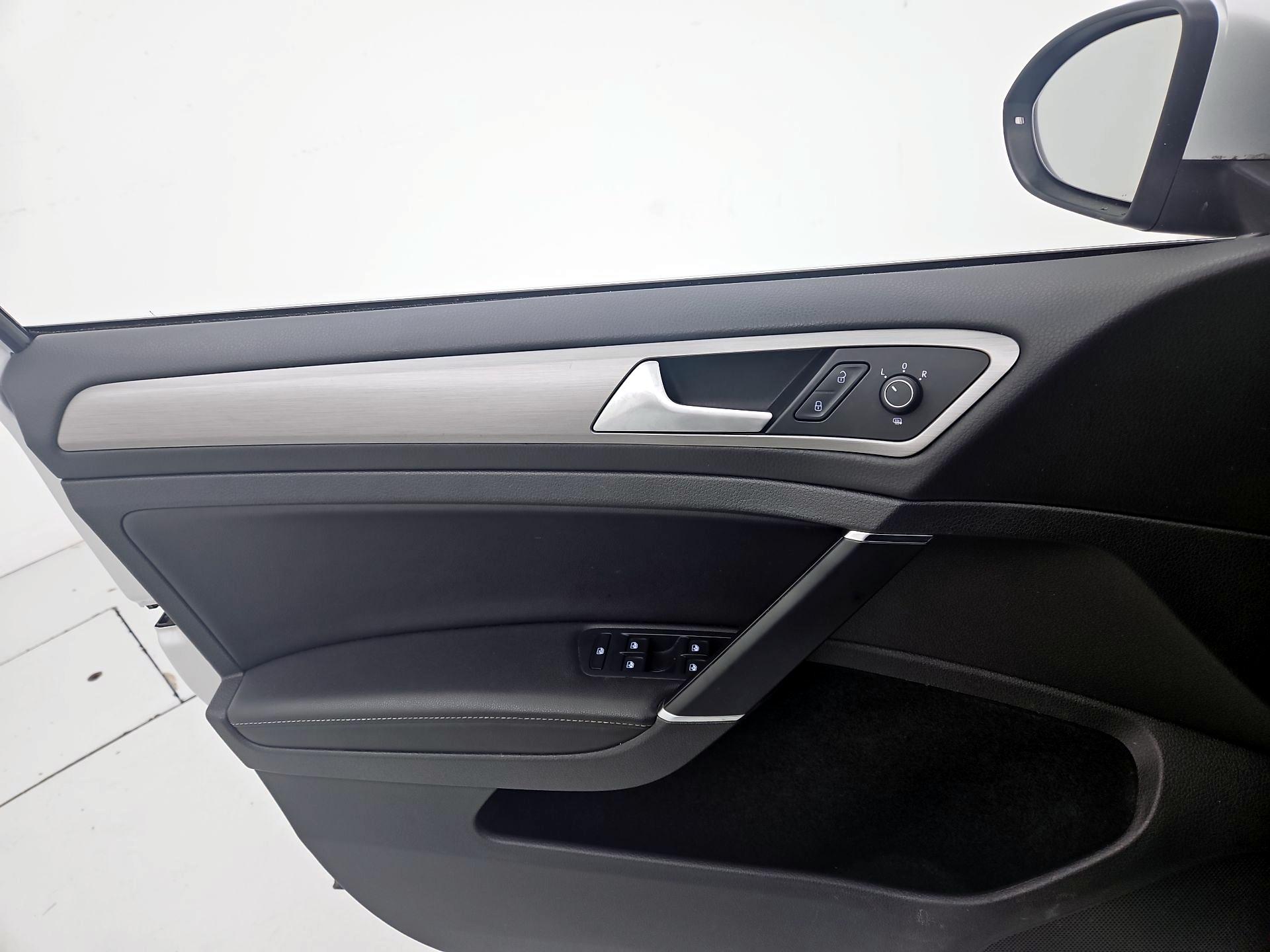 Thumbnail: 2016 Volkswagen Golf - 12