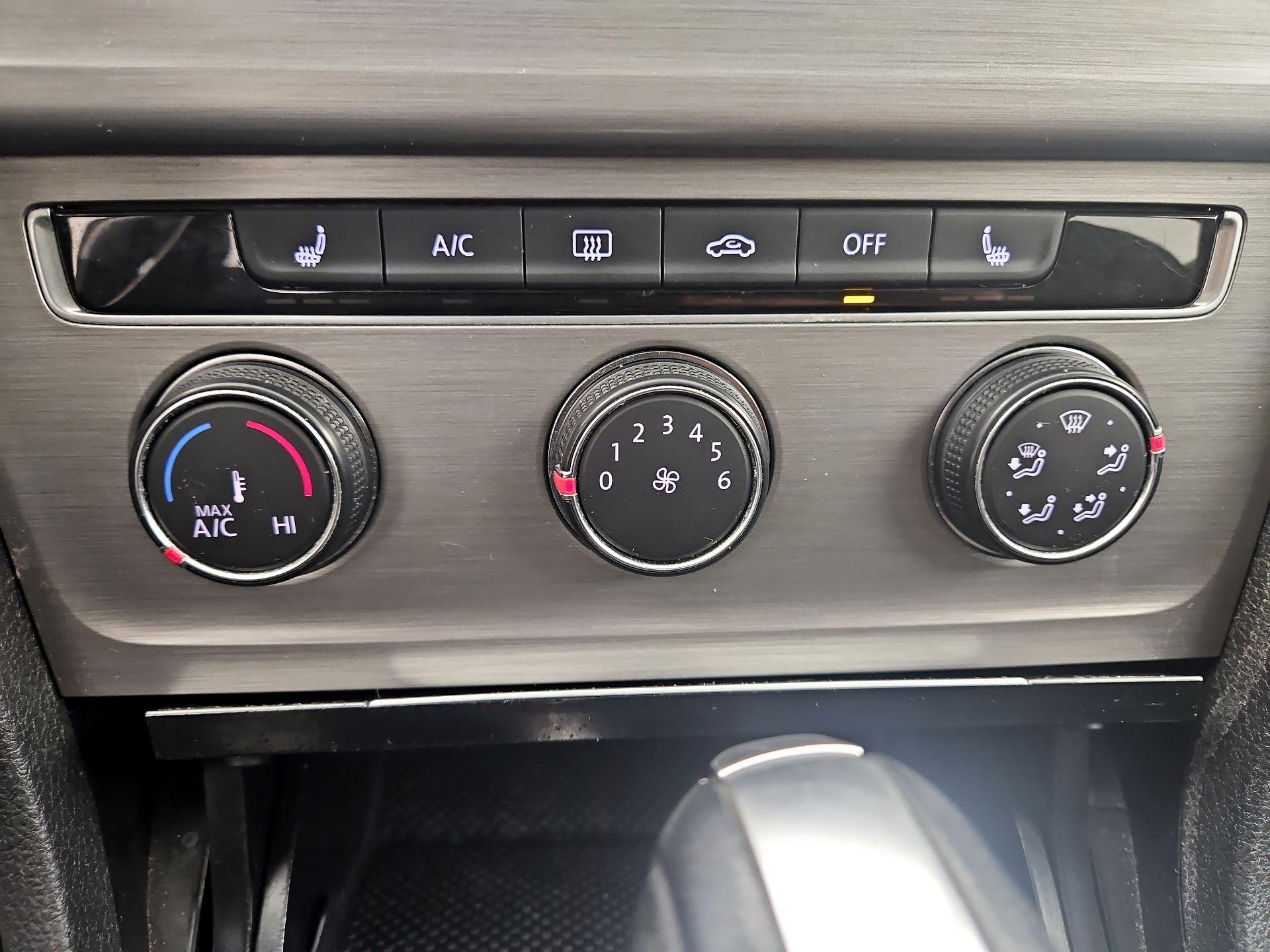 Thumbnail: 2016 Volkswagen Golf - 16