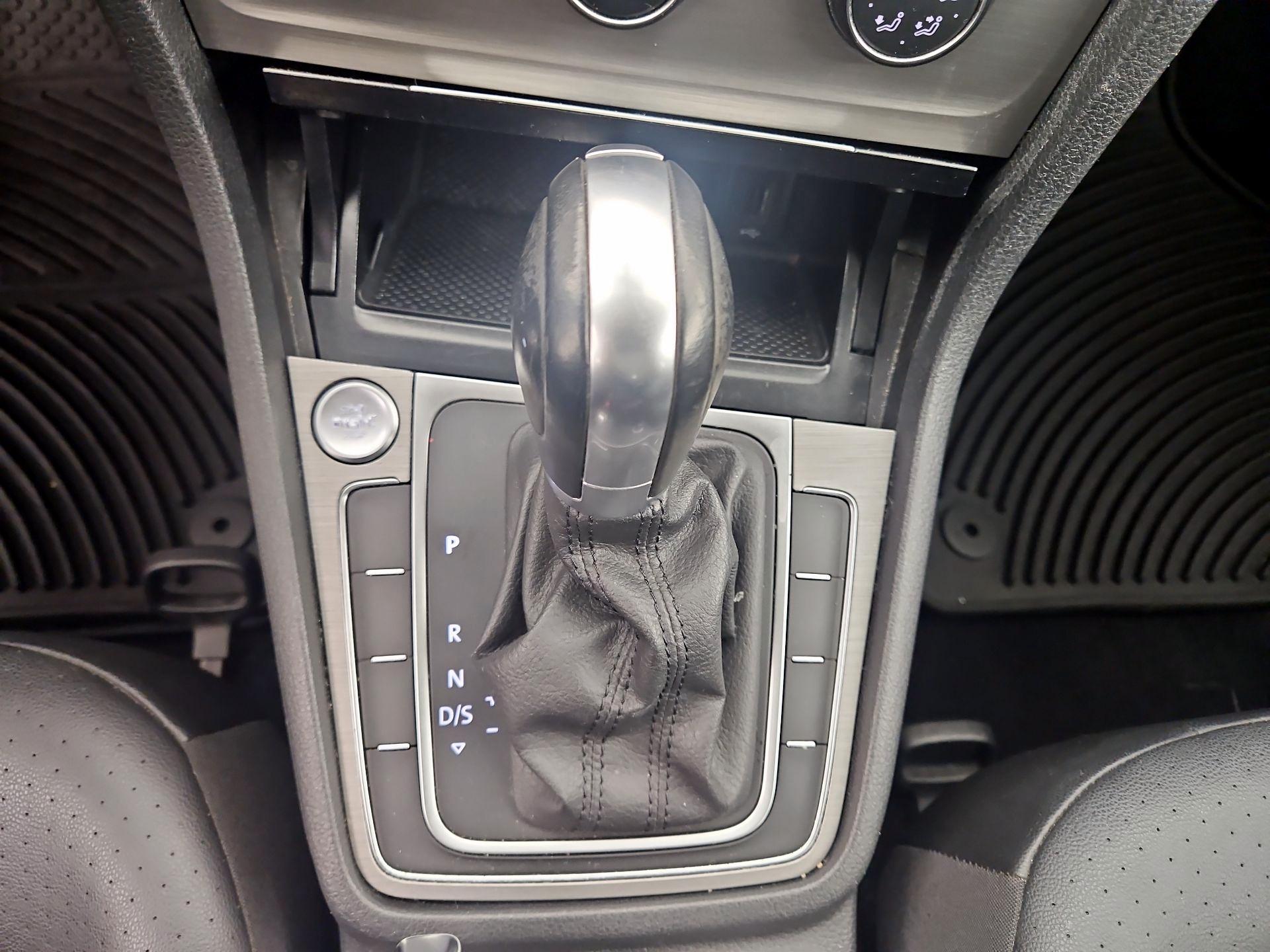 Thumbnail: 2016 Volkswagen Golf - 17