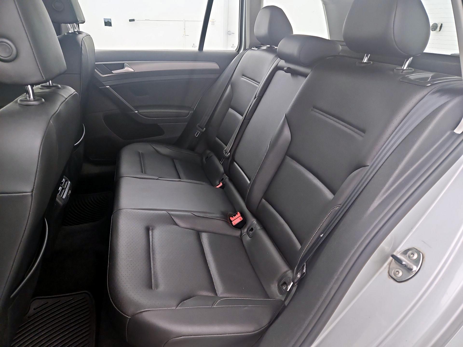 Thumbnail: 2016 Volkswagen Golf - 20