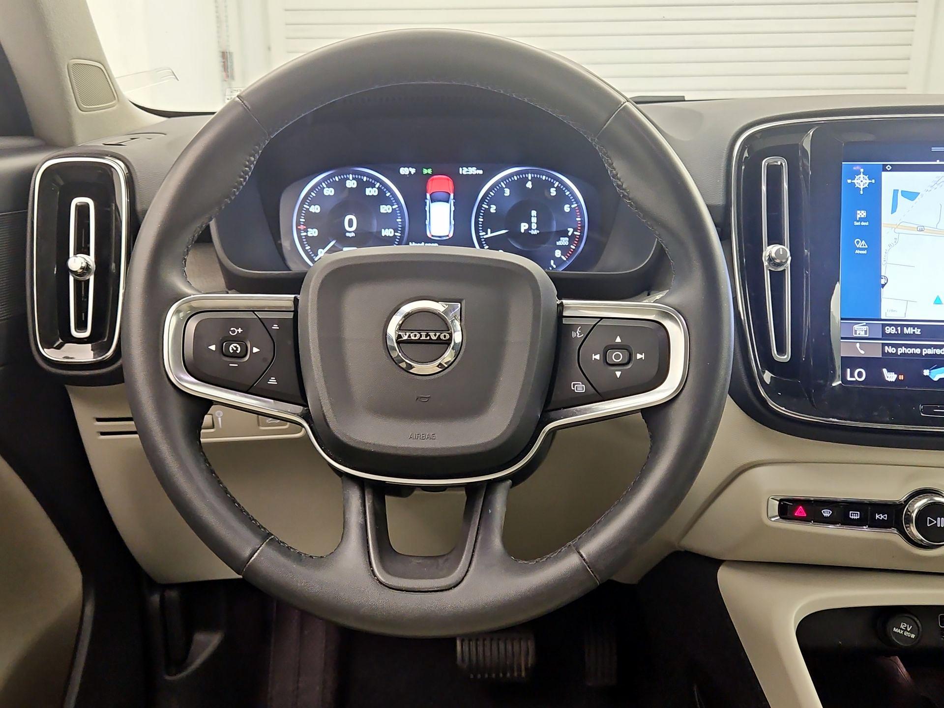 Thumbnail: 2022 Volvo XC40 - 10