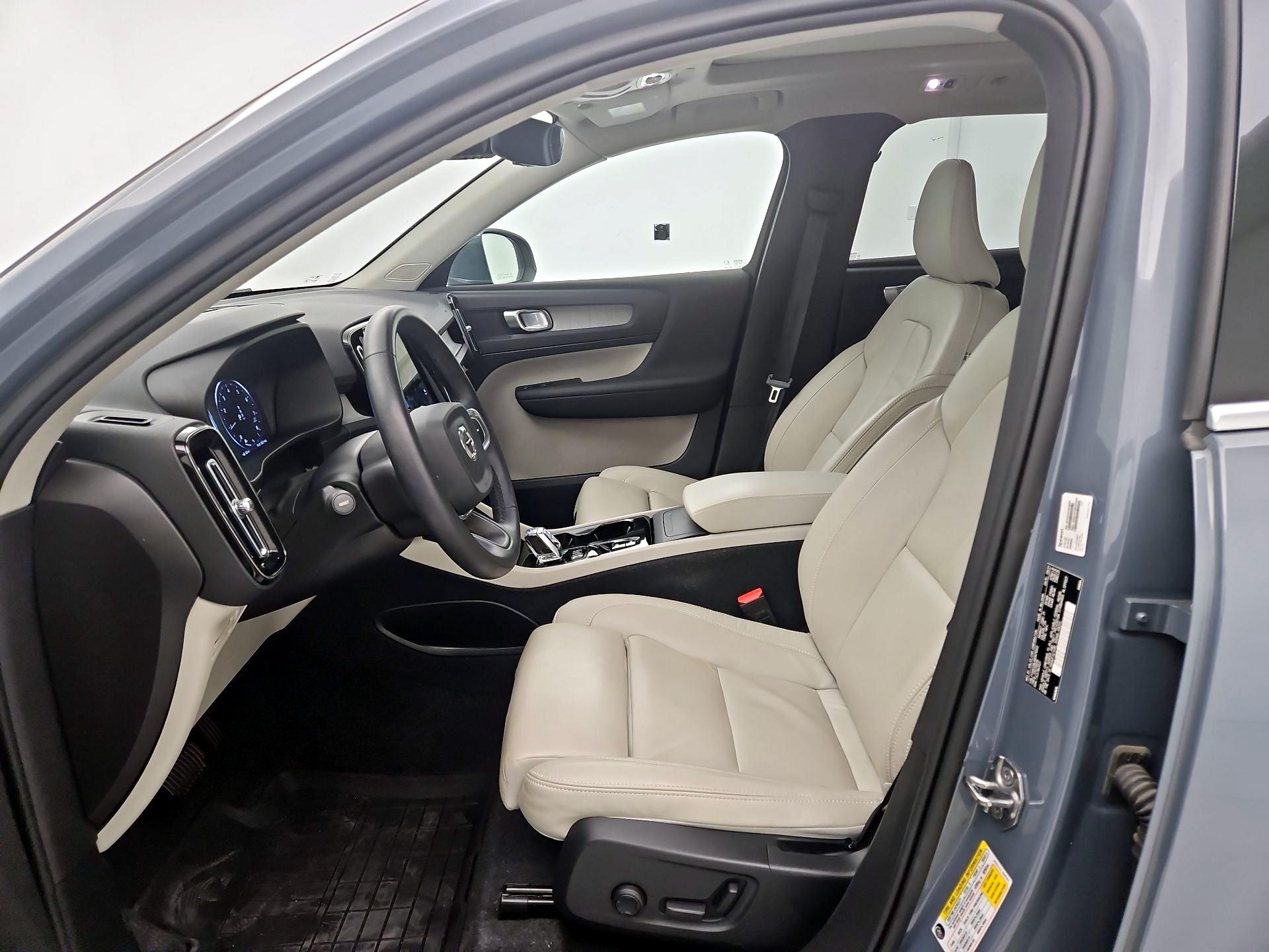 Thumbnail: 2022 Volvo XC40 - 11