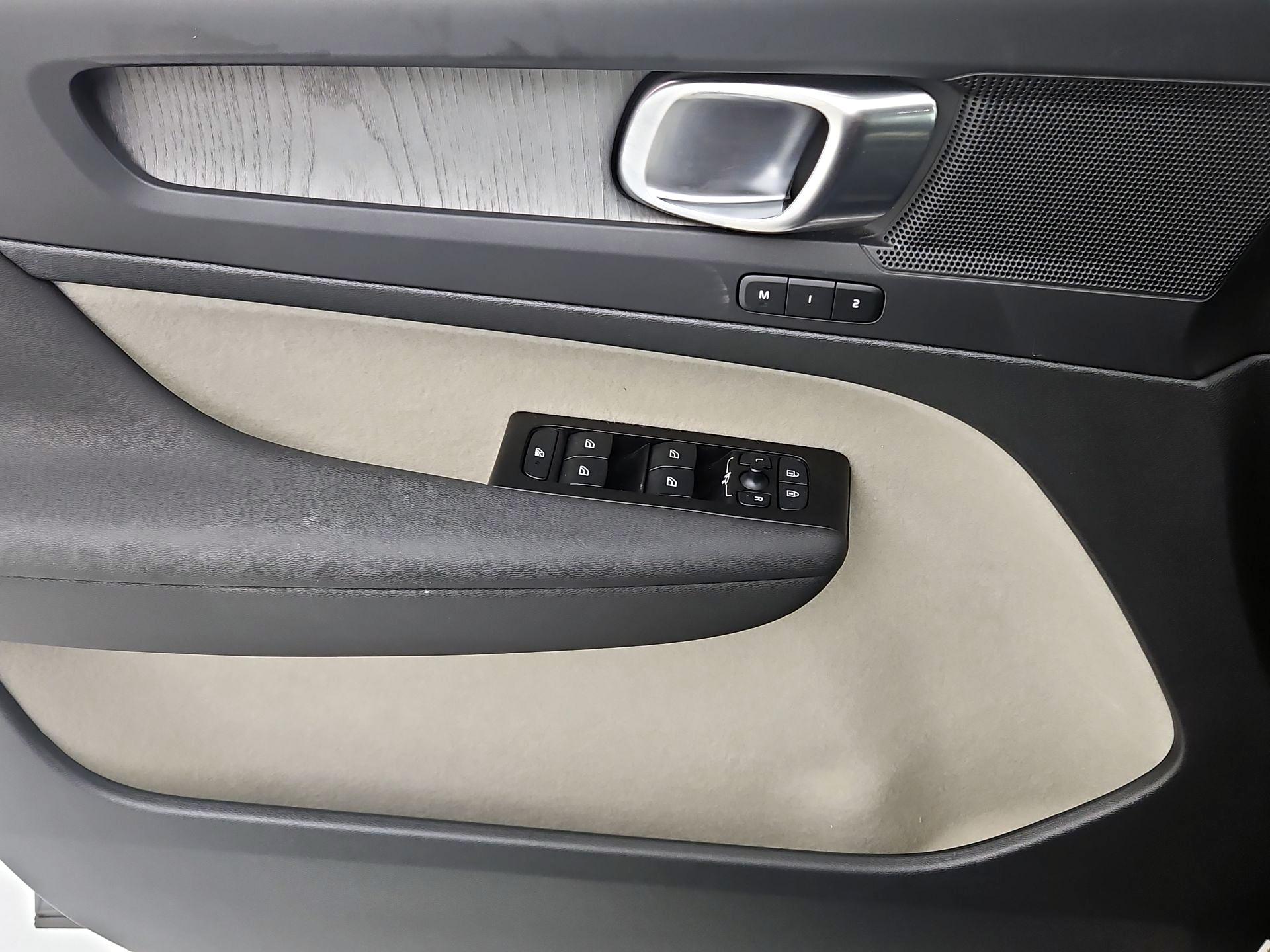 Thumbnail: 2022 Volvo XC40 - 12